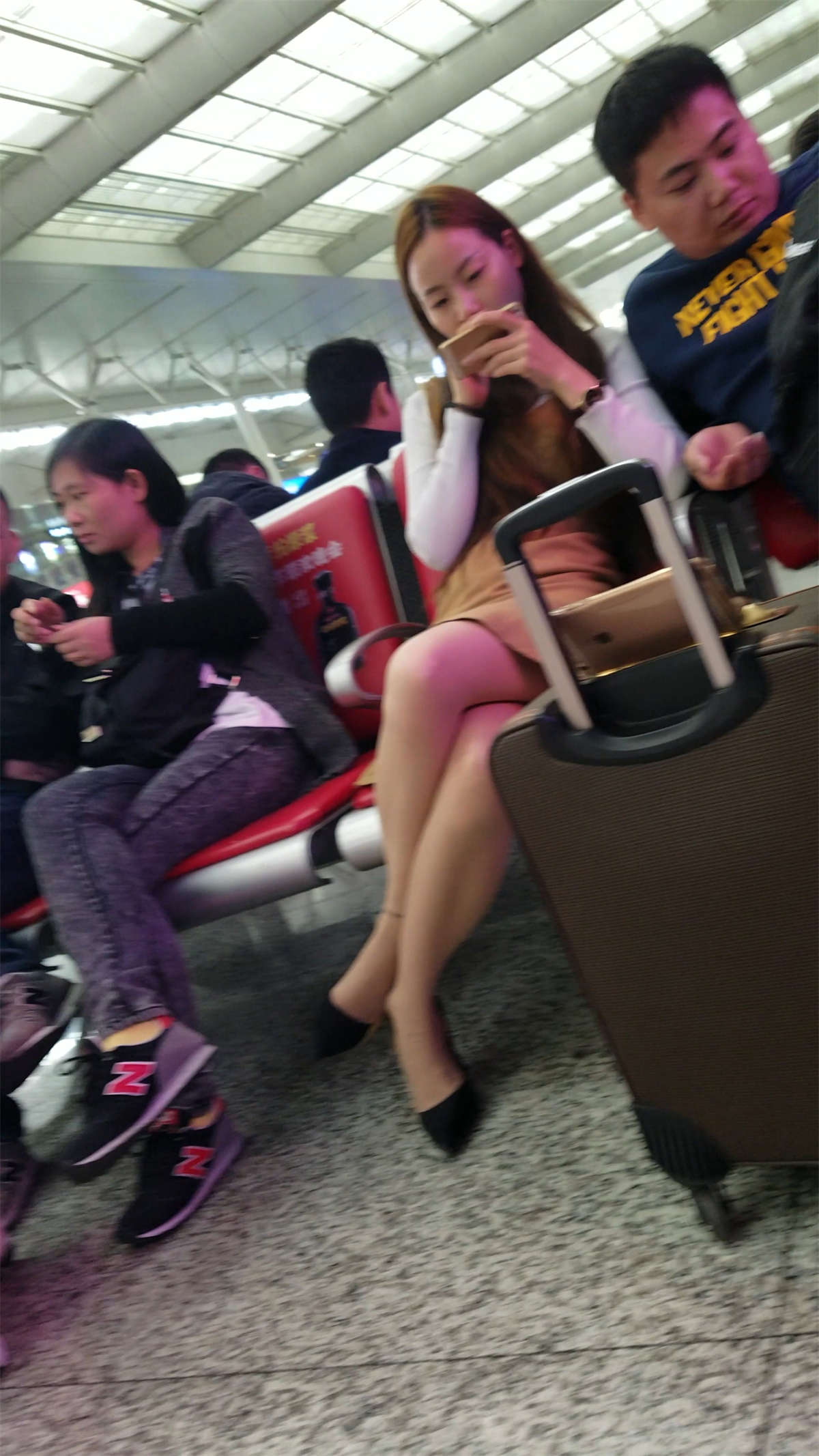 图片[2]-[4K高清视频]高铁站候车的肉色薄丝袜棕色连衣裙美腿美少妇-日更街拍