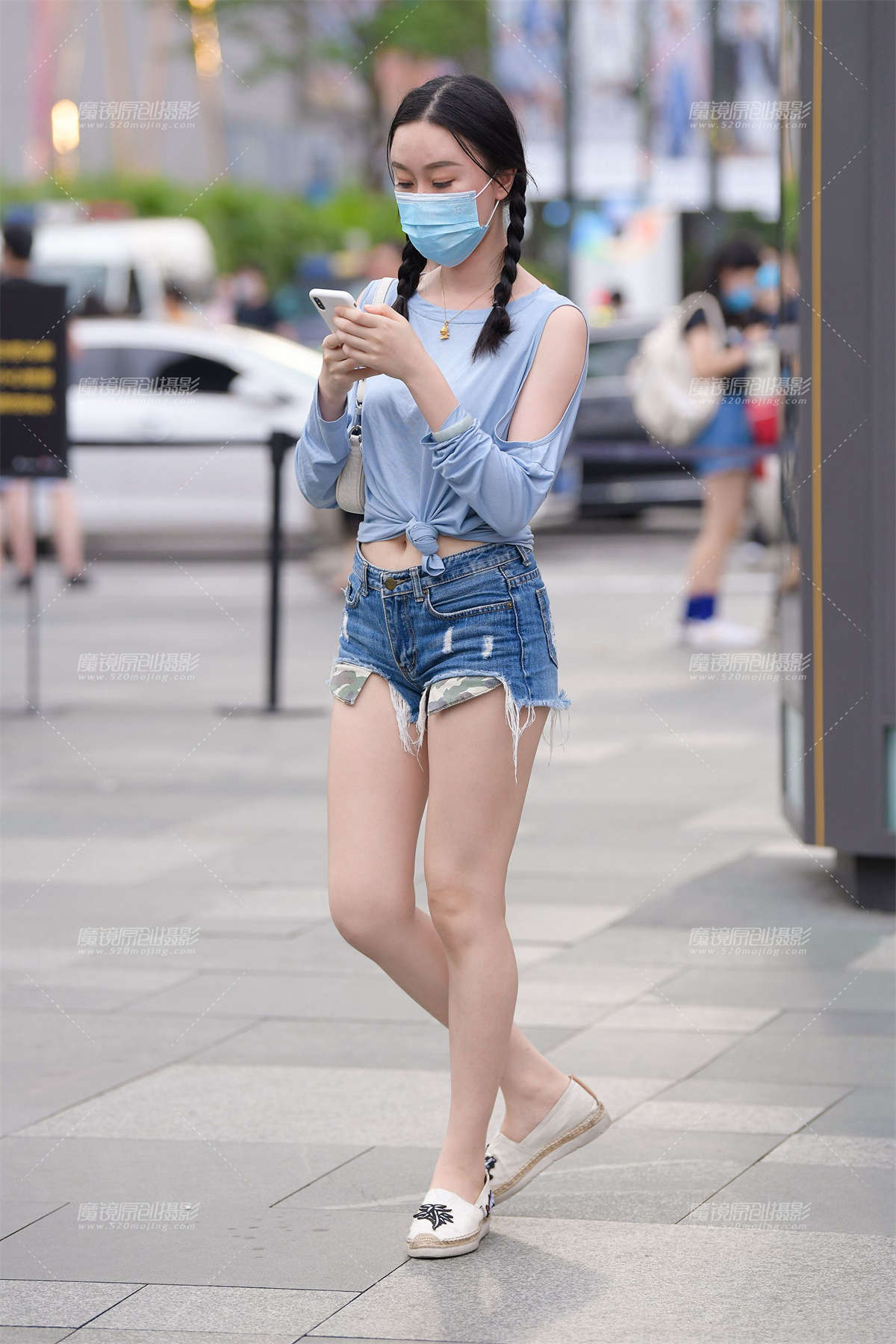 露肚脐的热裤女孩-日更街拍