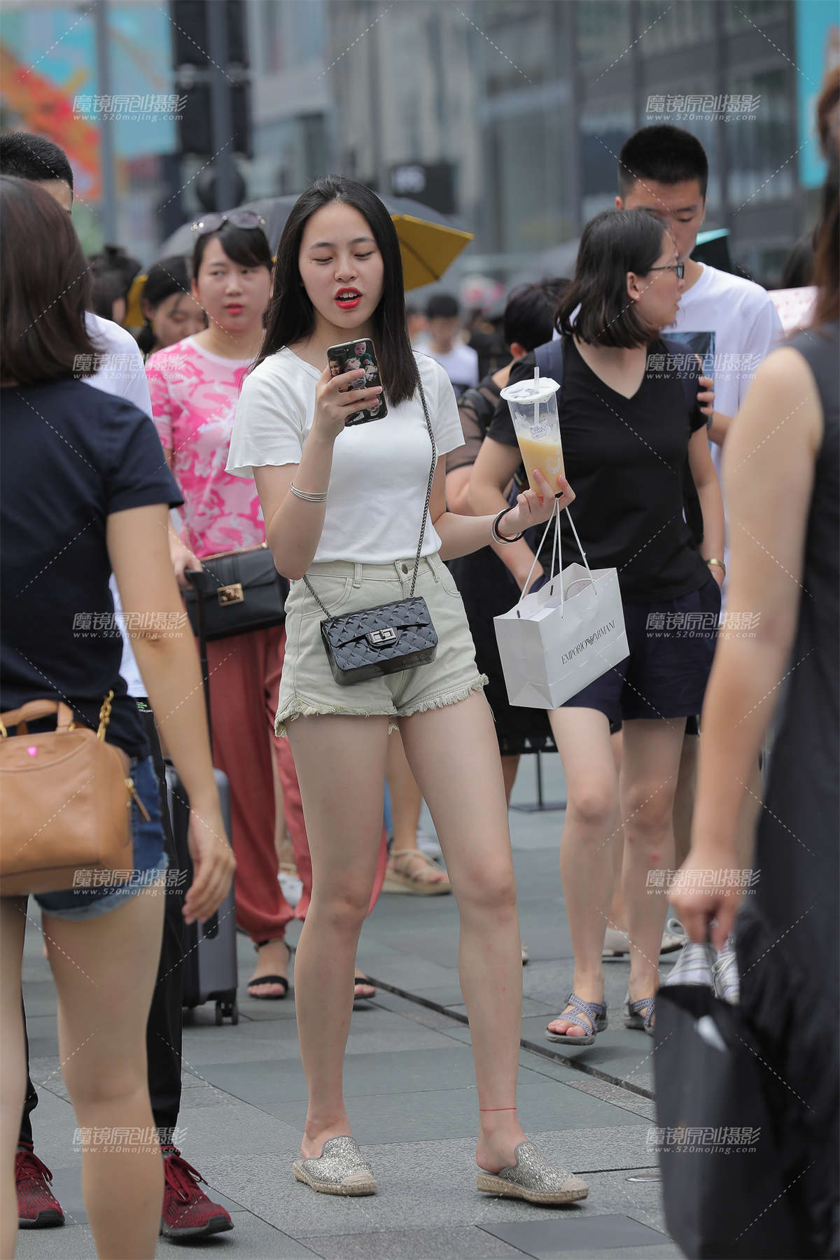 长腿热裤小妹-日更街拍