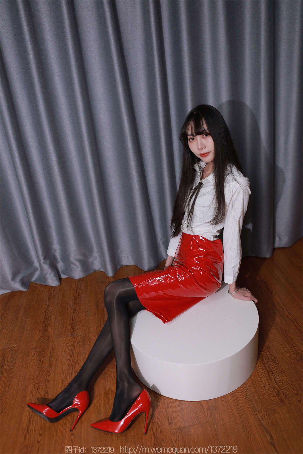 图片[2]-IESS异思趣向 2022.12.25 丝享家1309：团团 红色姓感漆皮-日更街拍