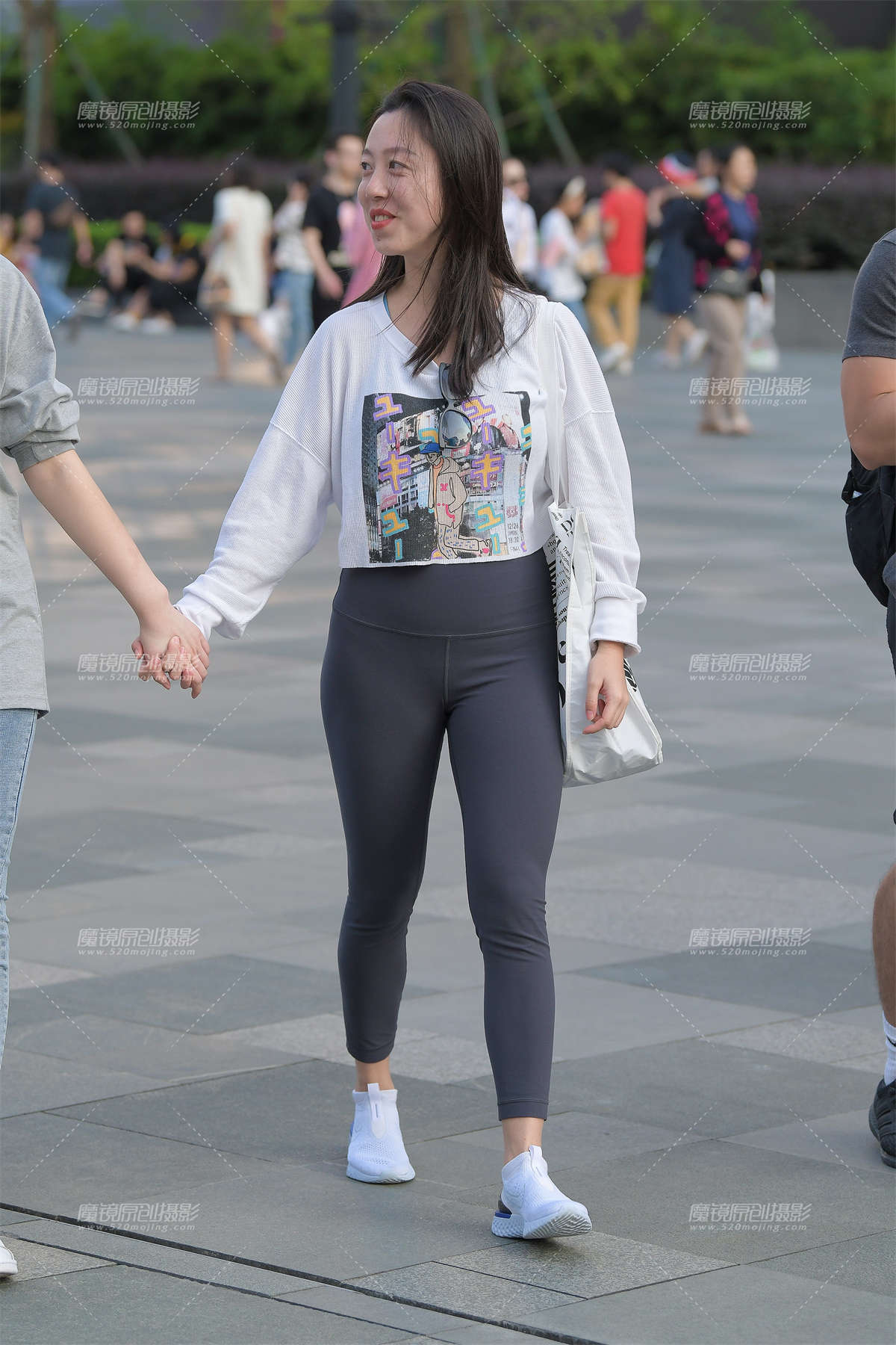 素颜灰色瑜伽裤-日更街拍