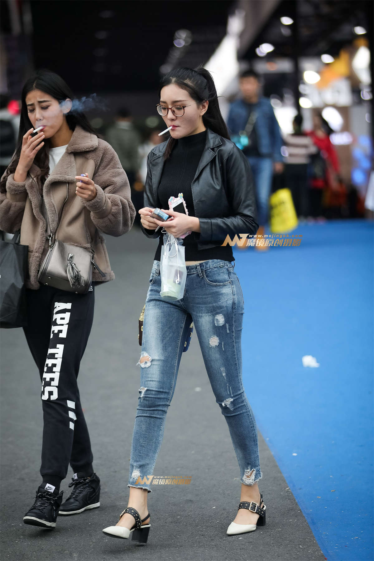 高冷美眉 抽烟的女孩你喜欢吗-日更街拍