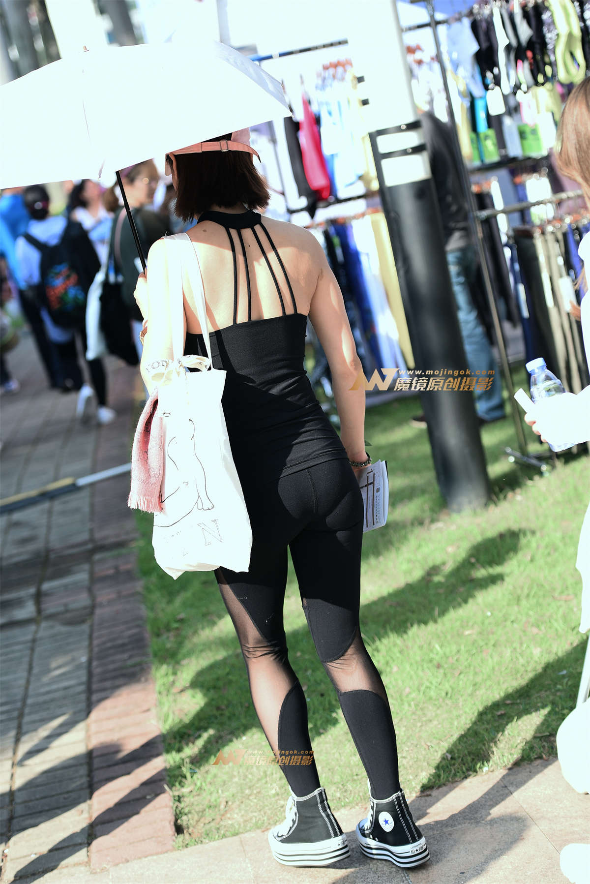 图片[2]-【咔喳赛贴】紧身爱逛小市场-日更街拍