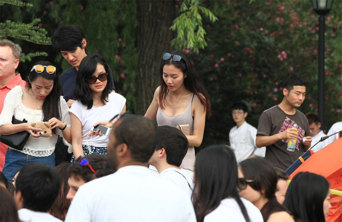 图片[2]-踏青公园街拍系列No.1535 美女组团，全是靓妹！最中意的那个竟然还给机会单约，爽翻 第2套-日更街拍