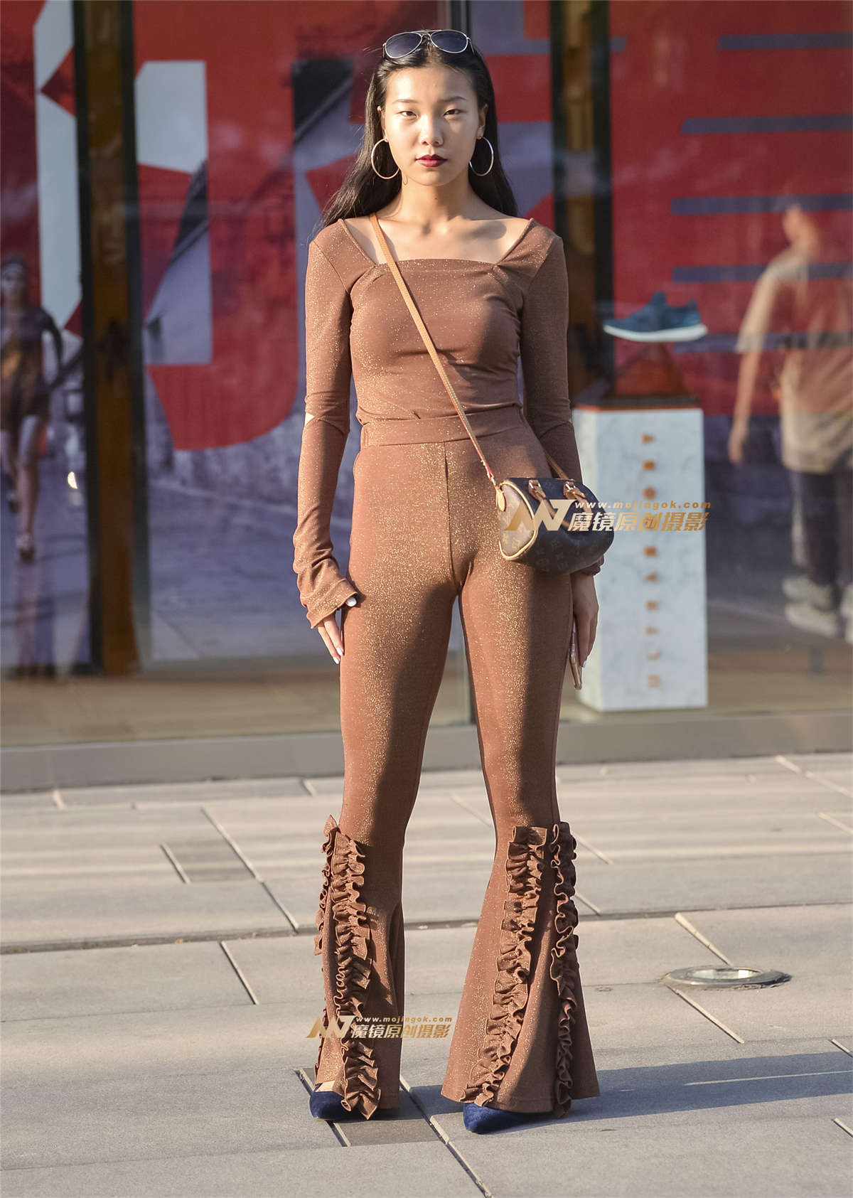 棕色连体紧身裤美女-日更街拍