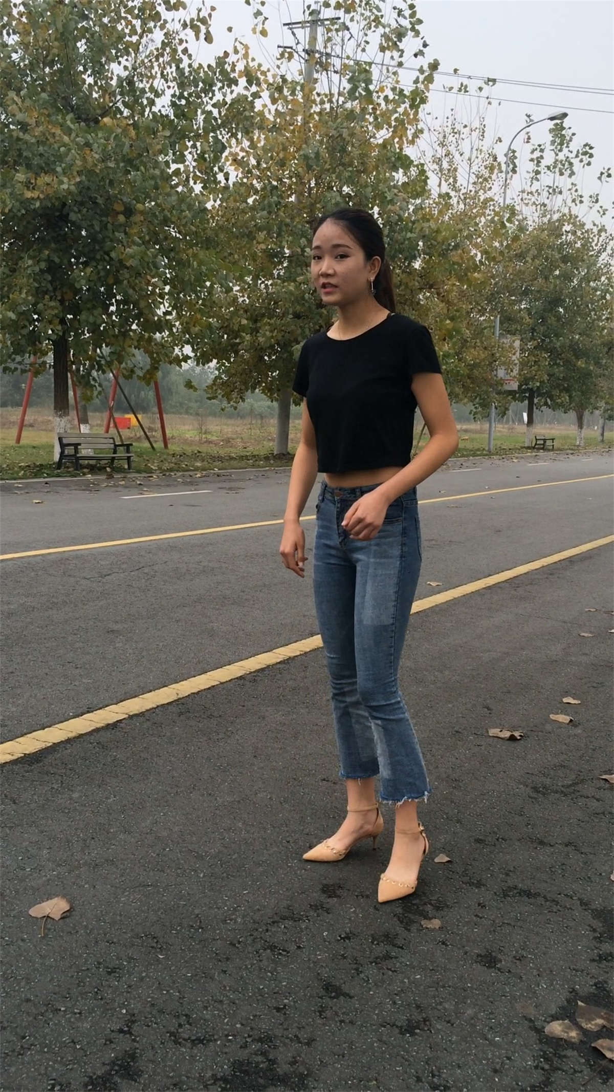 户外紧身蓝牛美眉-日更街拍