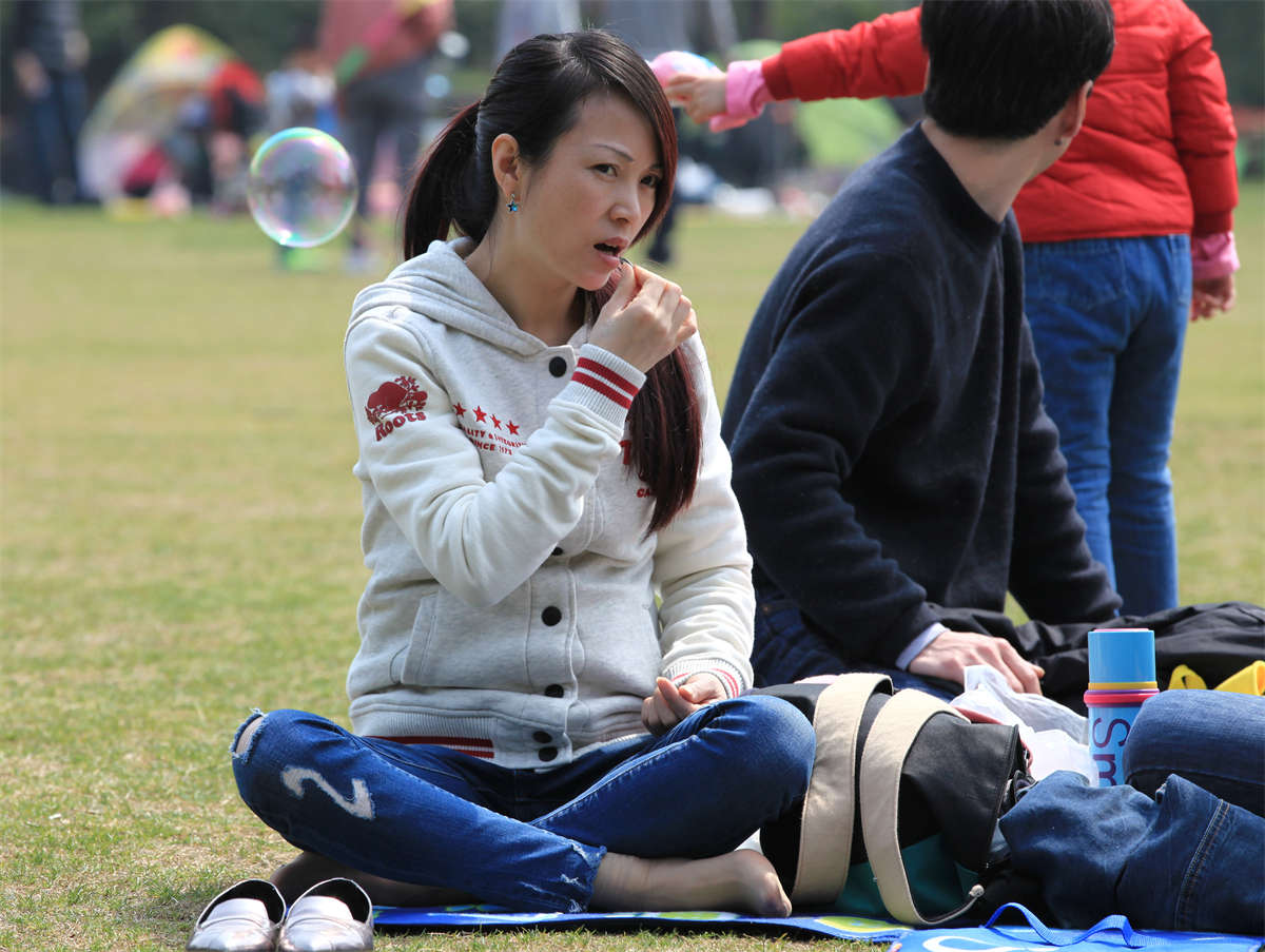 图片[2]-踏青公园街拍系列No.214 长发及腰的美少妇，你说这双丝足能差吗-日更街拍