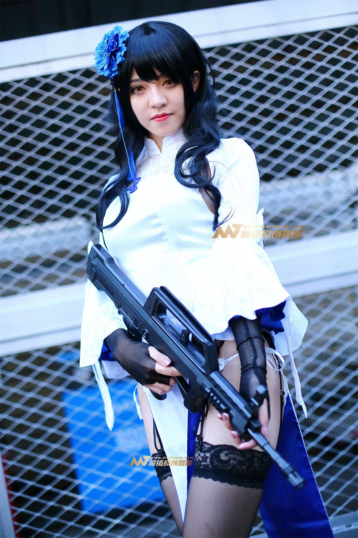 持枪旗袍黑丝美女-日更街拍