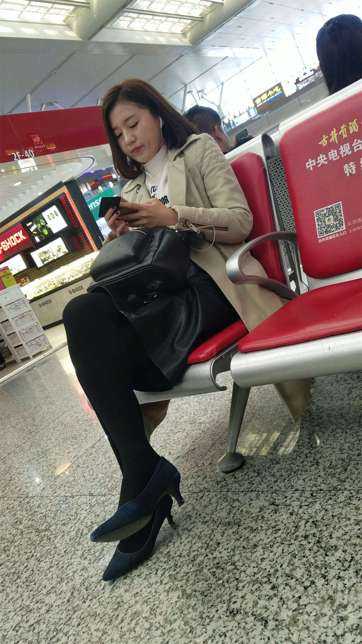 图片[2]-[4K高清视频]高铁站候车的黑色丝袜极品美腿蓝色高跟漂亮少妇-日更街拍