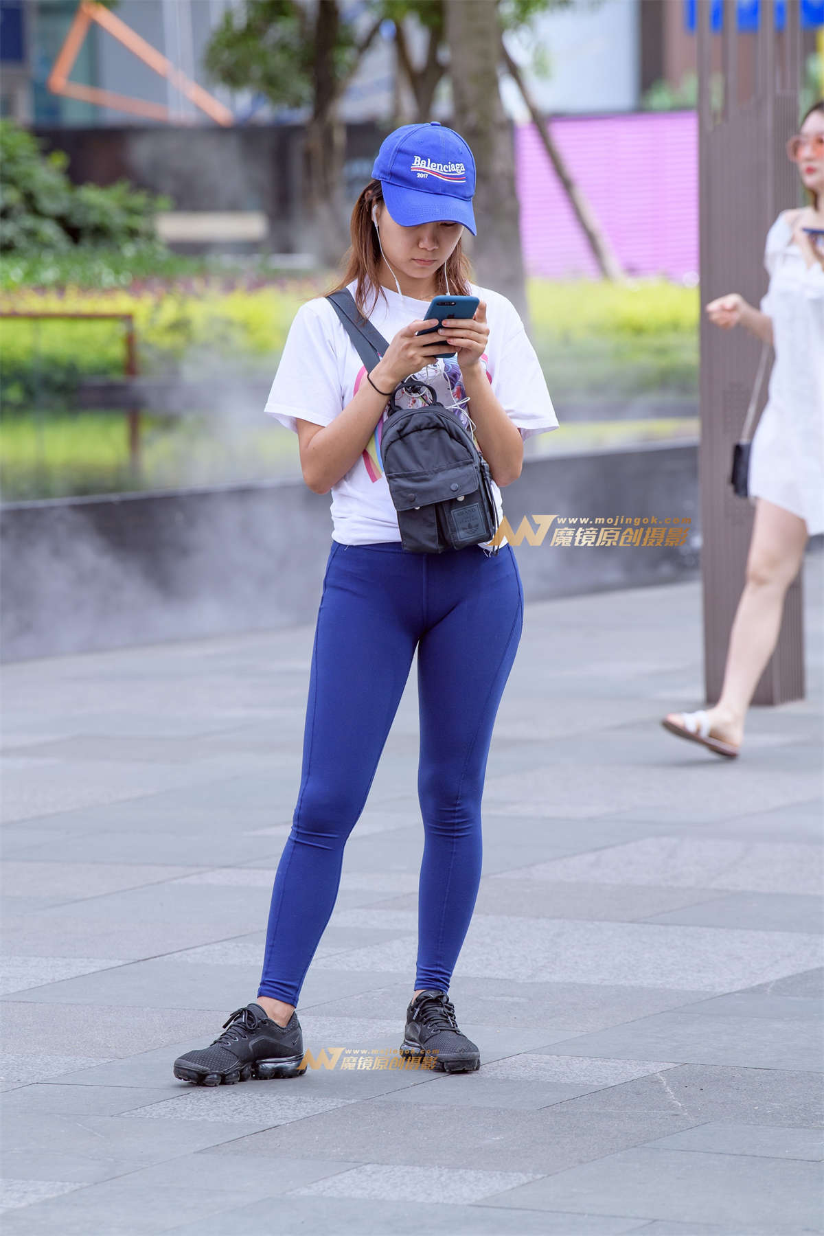 【久久赛帖】蓝色紧身运动裤美女-日更街拍