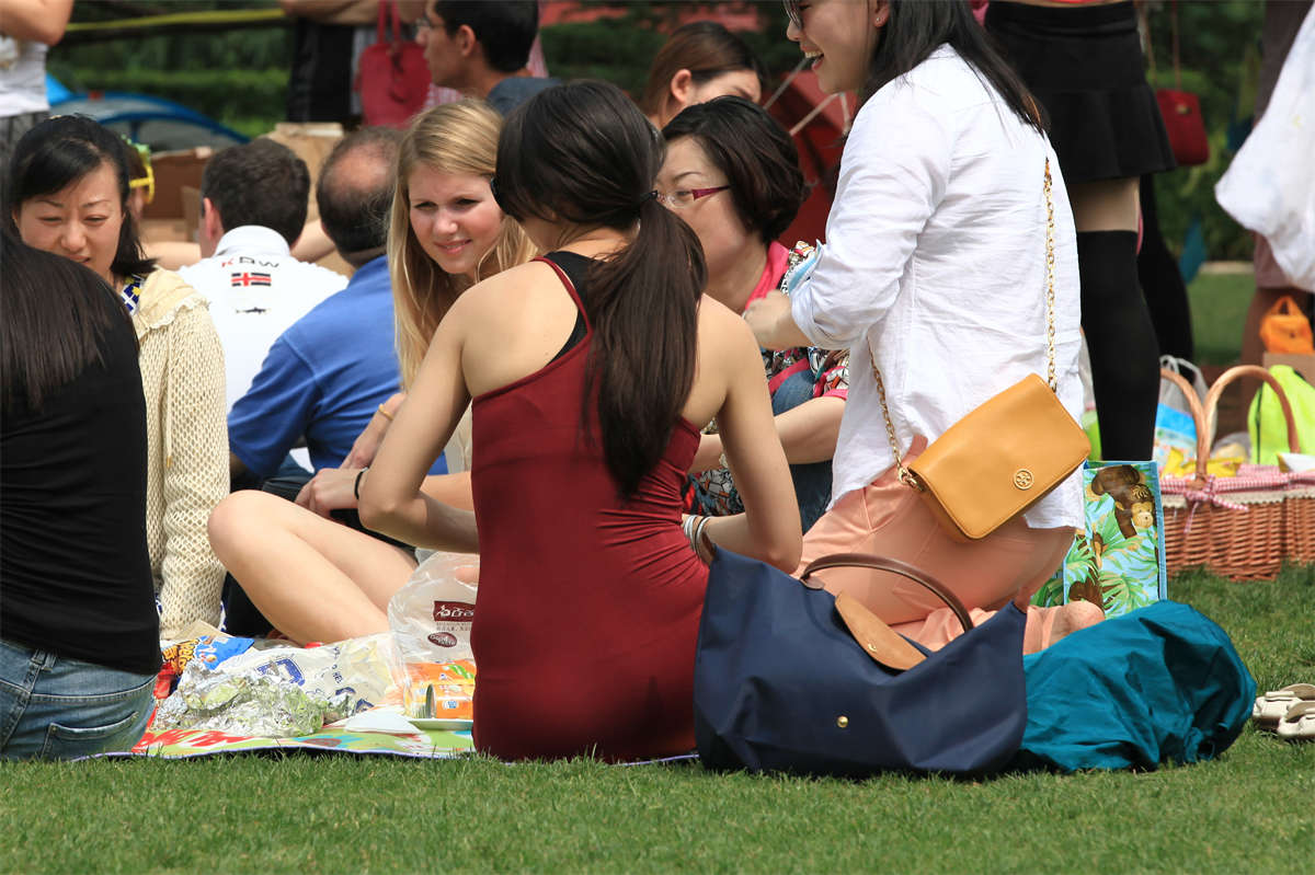 图片[2]-踏青公园街拍系列No.1536 美女组团，全是靓妹！最中意的那个竟然还给机会单约，爽翻 第3套-日更街拍