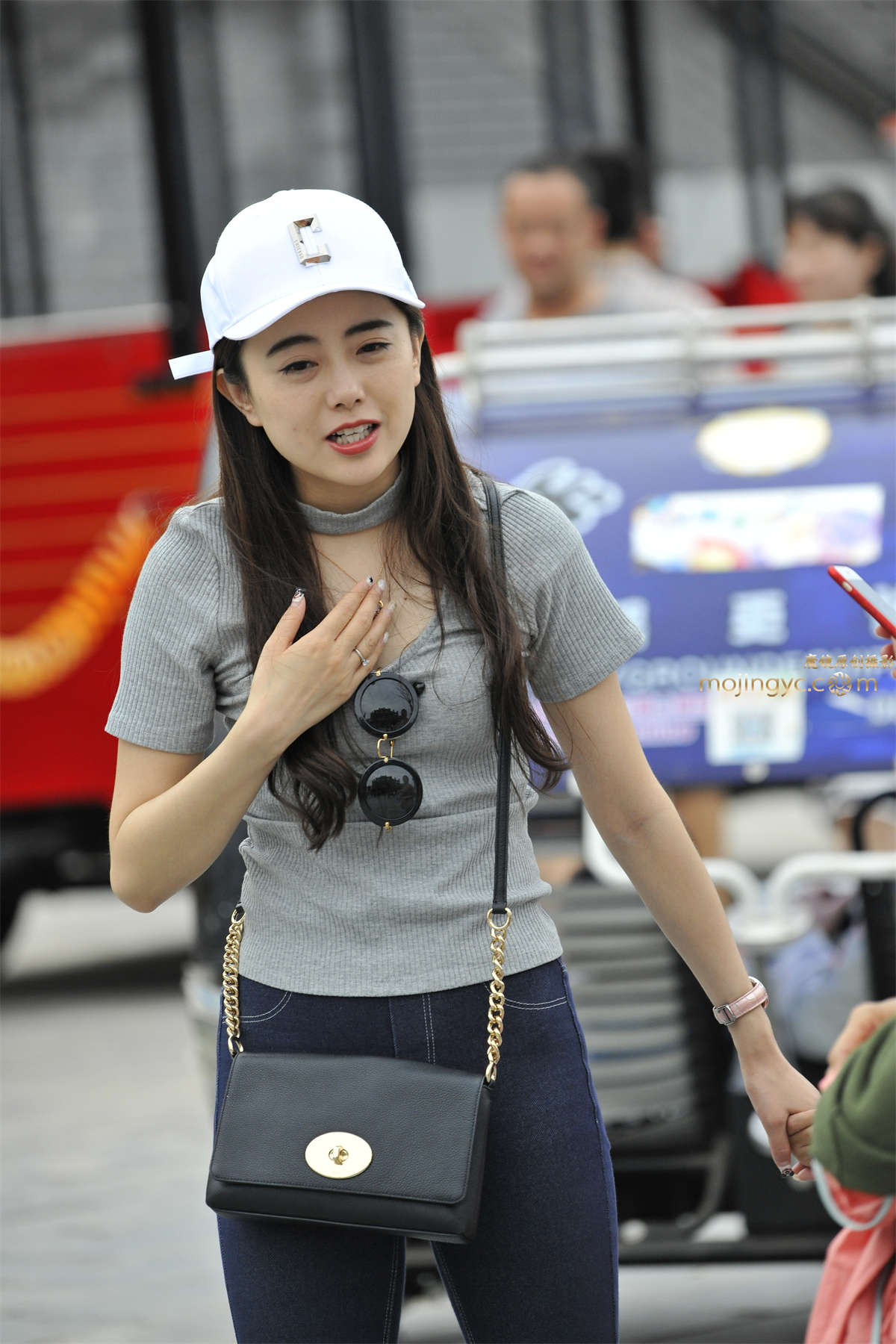 街拍大赛第三季首发-牛仔高弹紧身裤丰臀少妇-日更街拍