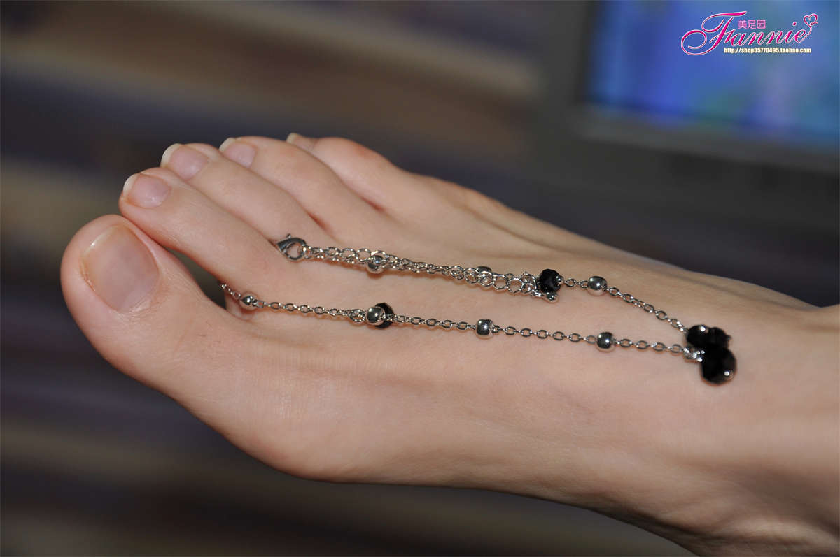 图片[2]-Fannie芬妮美足园NO.654 精致女人的选择 秀美脚踝的魅惑（黑色）-日更街拍