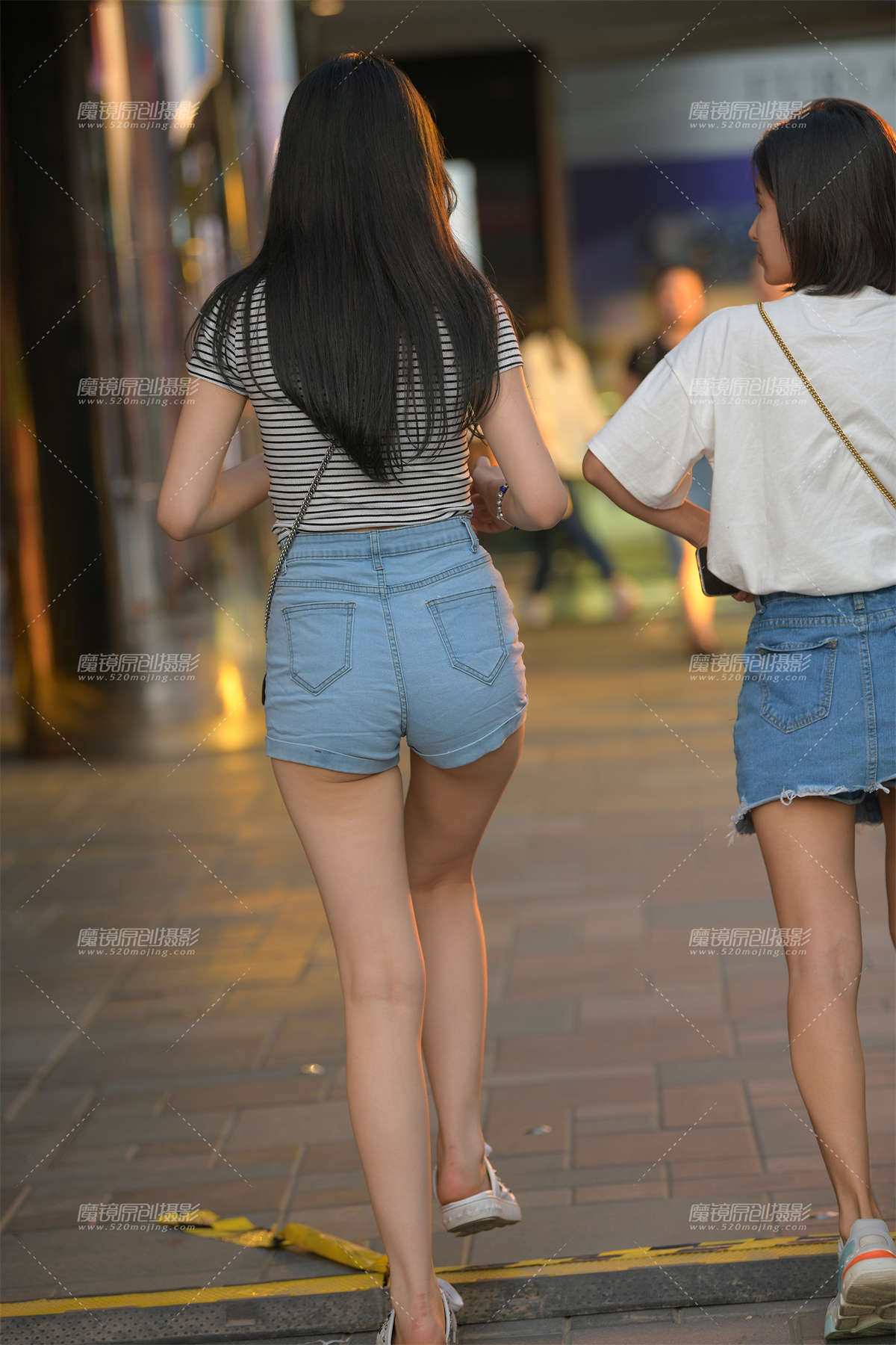 图片[2]-【街拍之魂赛帖】黄昏中的热裤长腿-日更街拍