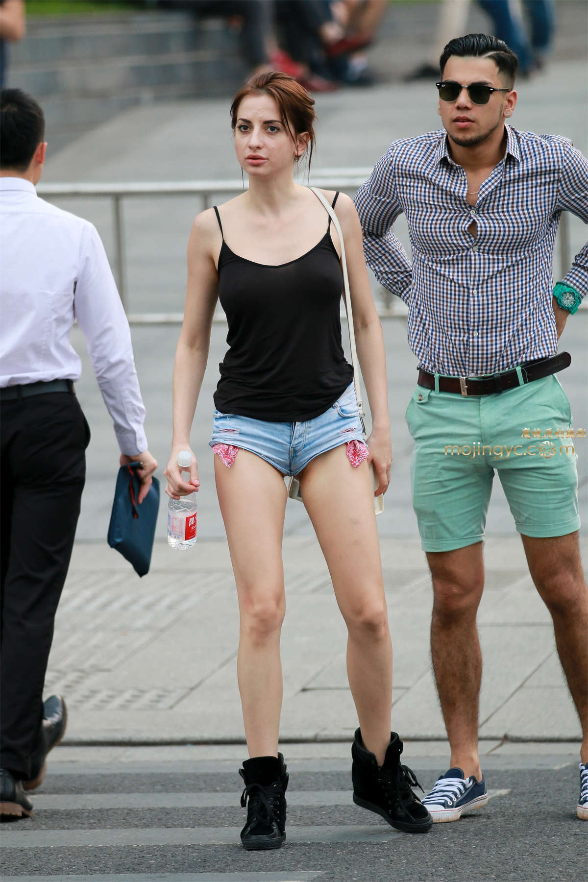 齐逼超短露臀牛仔-日更街拍