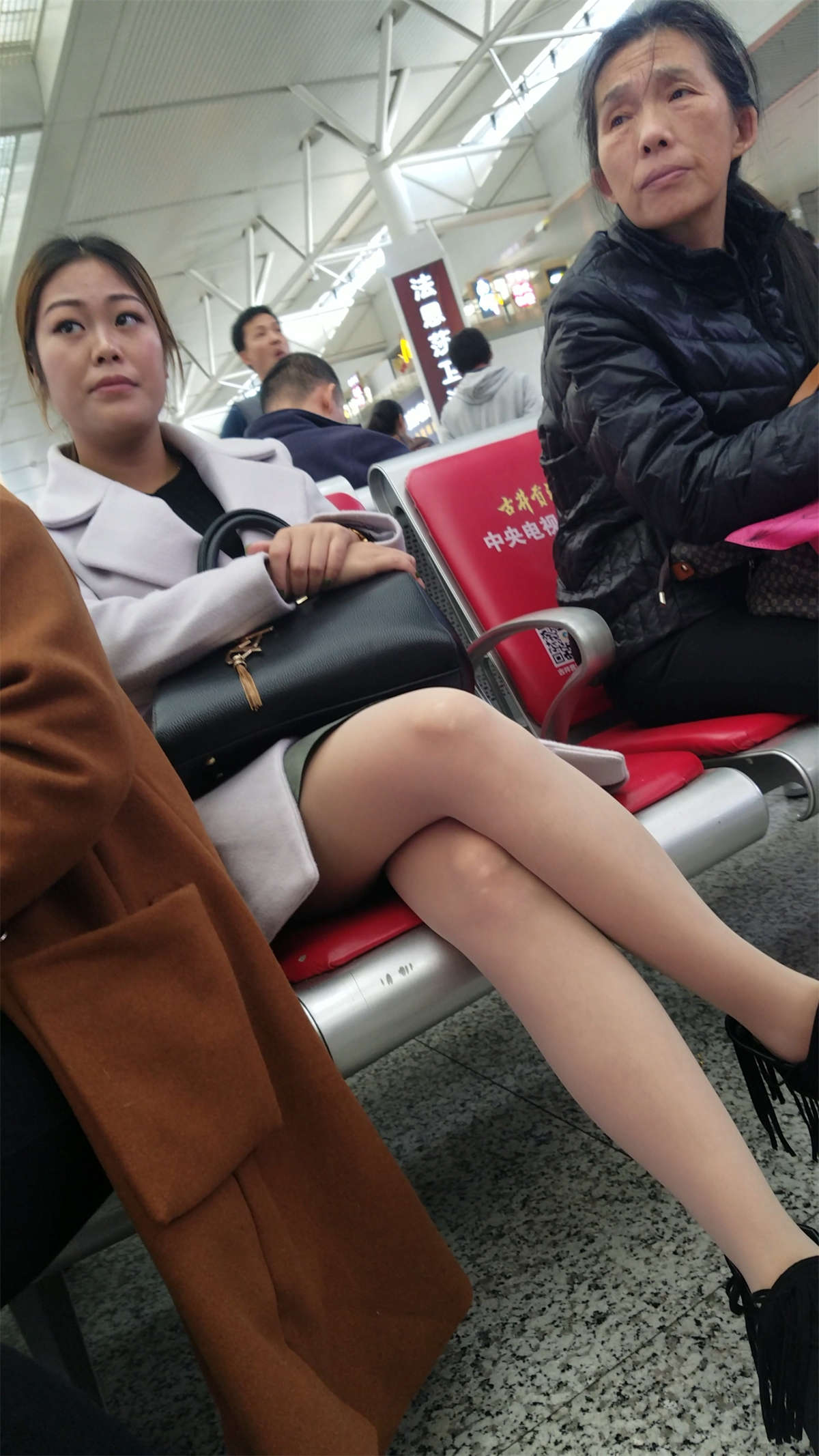 [4K高清视频]肉色丝袜白腿丰满少妇高铁站候车-日更街拍