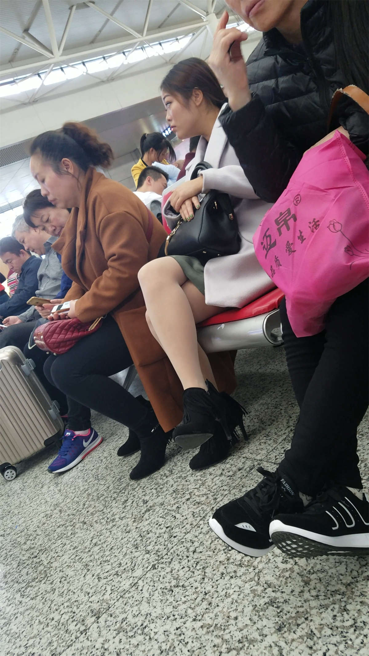 图片[2]-[4K高清视频]肉色丝袜白腿丰满少妇高铁站候车-日更街拍