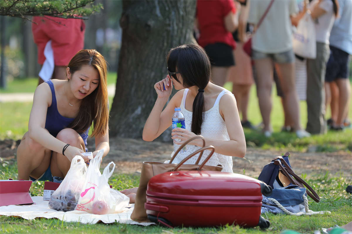 图片[2]-踏青公园街拍系列No.1537 美女组团，全是靓妹！最中意的那个竟然还给机会单约，爽翻 第4套-日更街拍