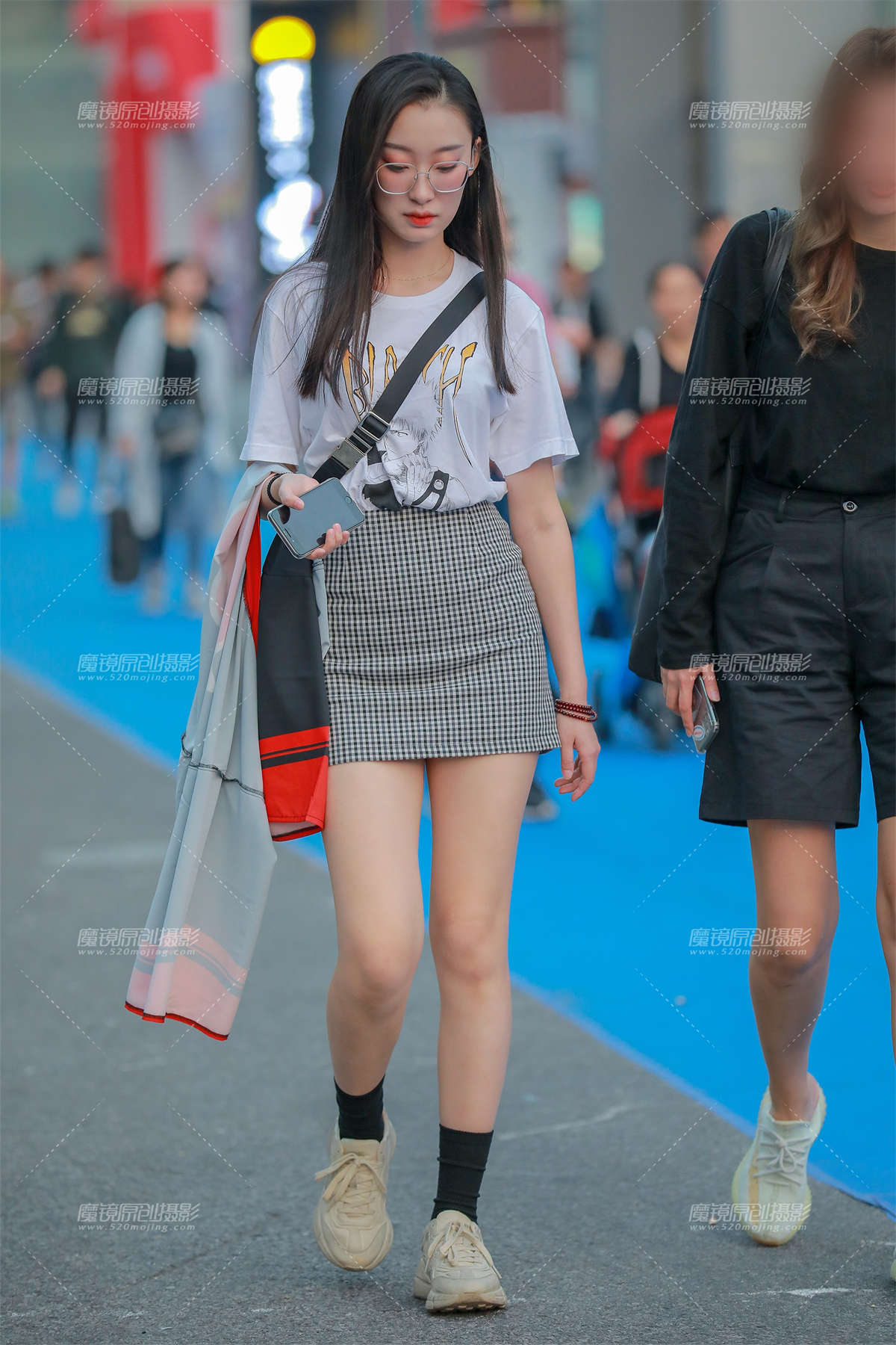 包臀裙长腿小妹-日更街拍