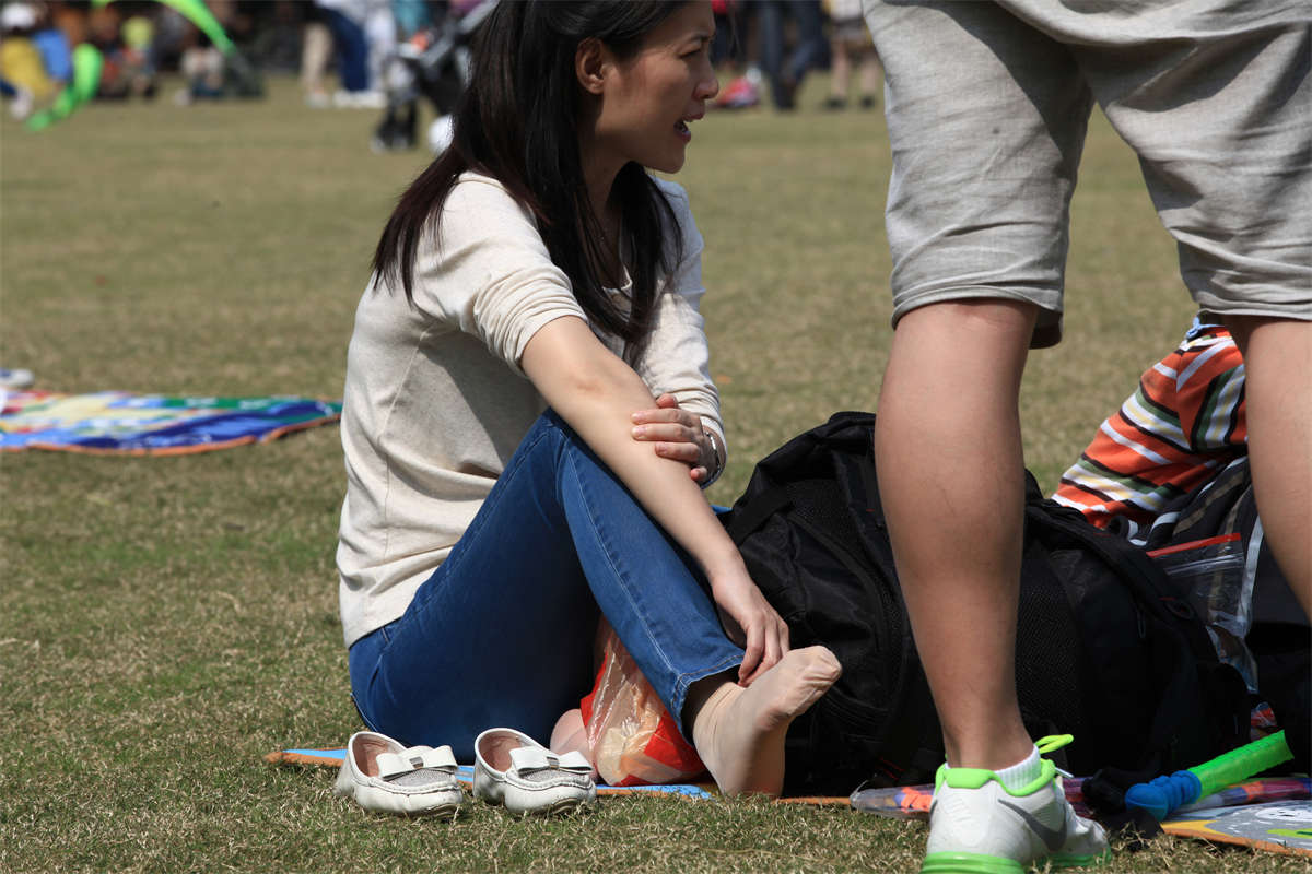 图片[2]-踏青公园街拍系列No.216 长发少妇干练的牛仔裤配肉丝-日更街拍