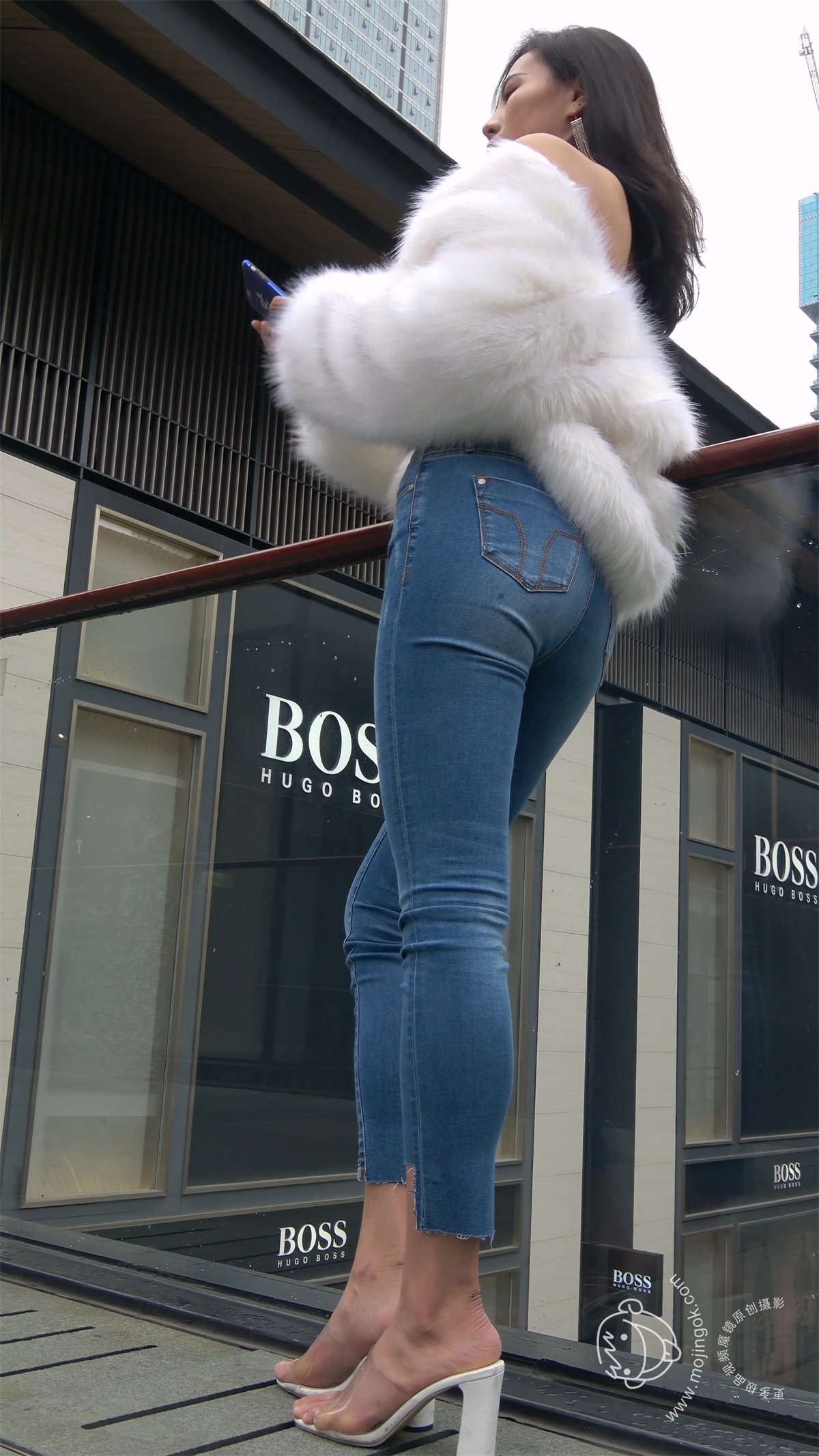 紧牛小蛮腰美女超清视频-日更街拍