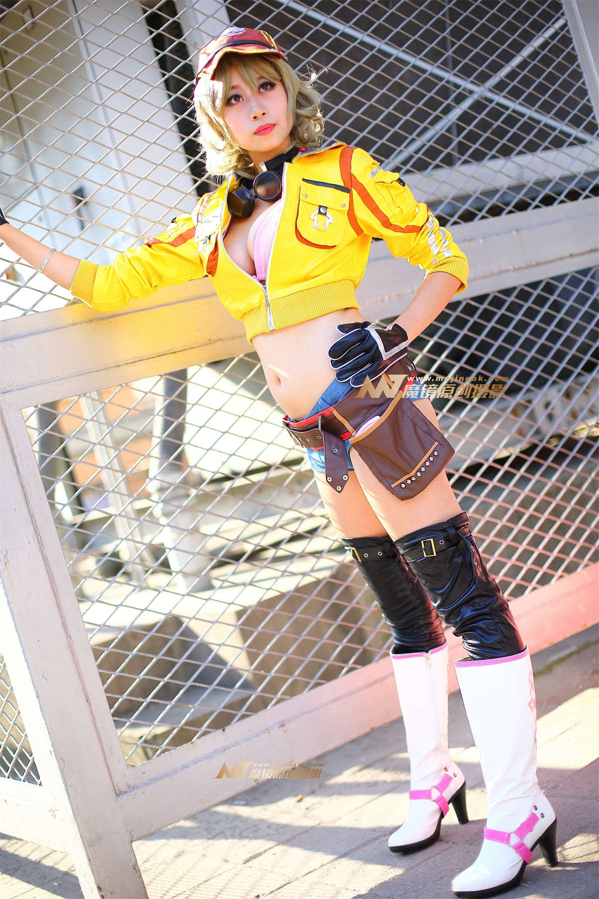 紧身黄色露脐装cosplay-日更街拍