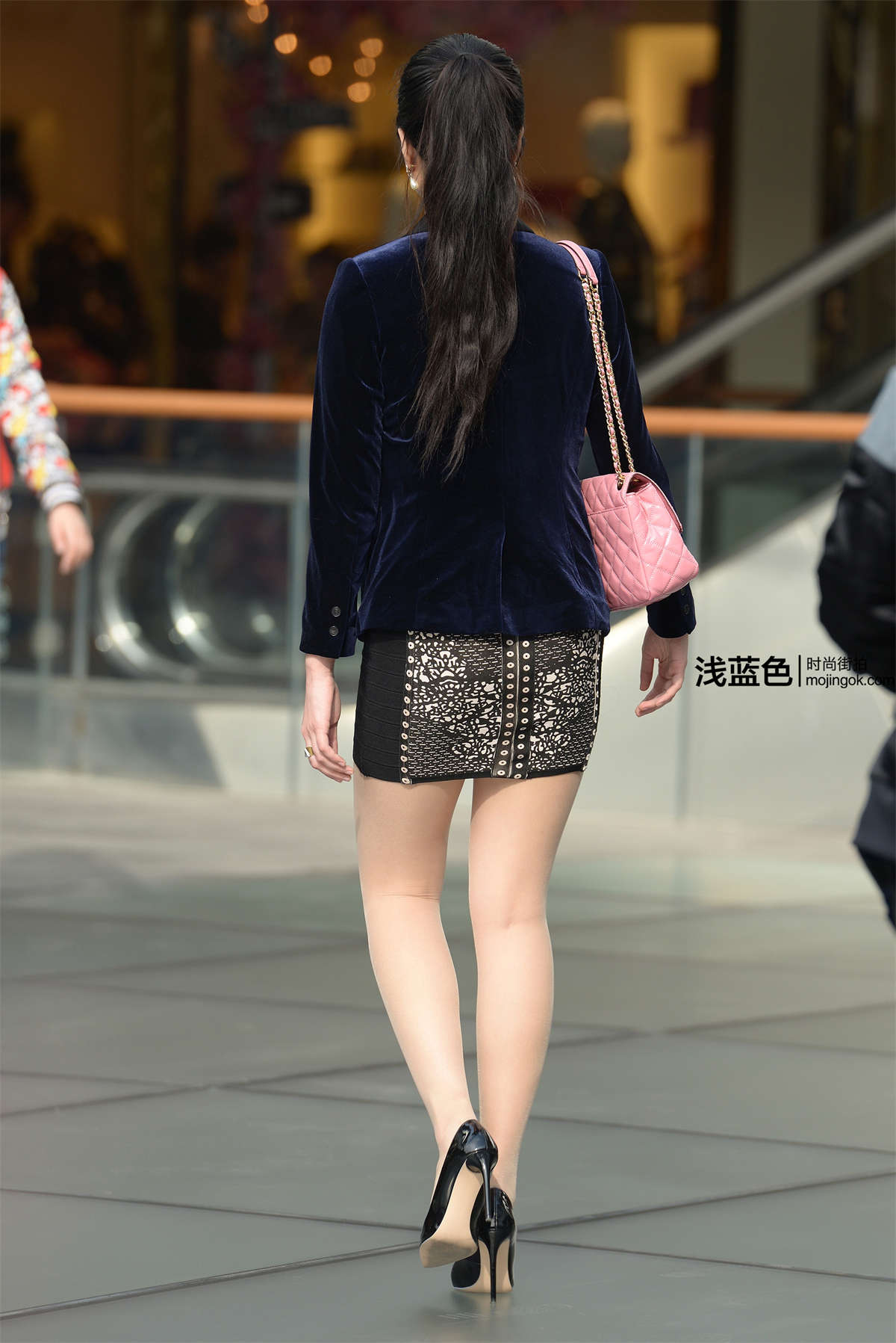 图片[2]-丝袜美腿美女-日更街拍