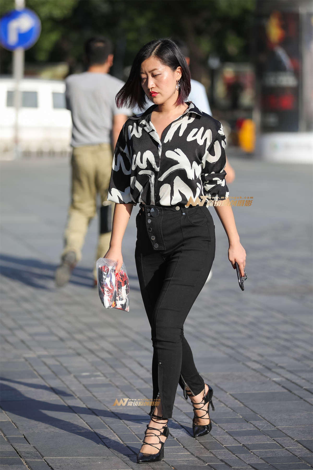 紧牛圆润翘臀-日更街拍