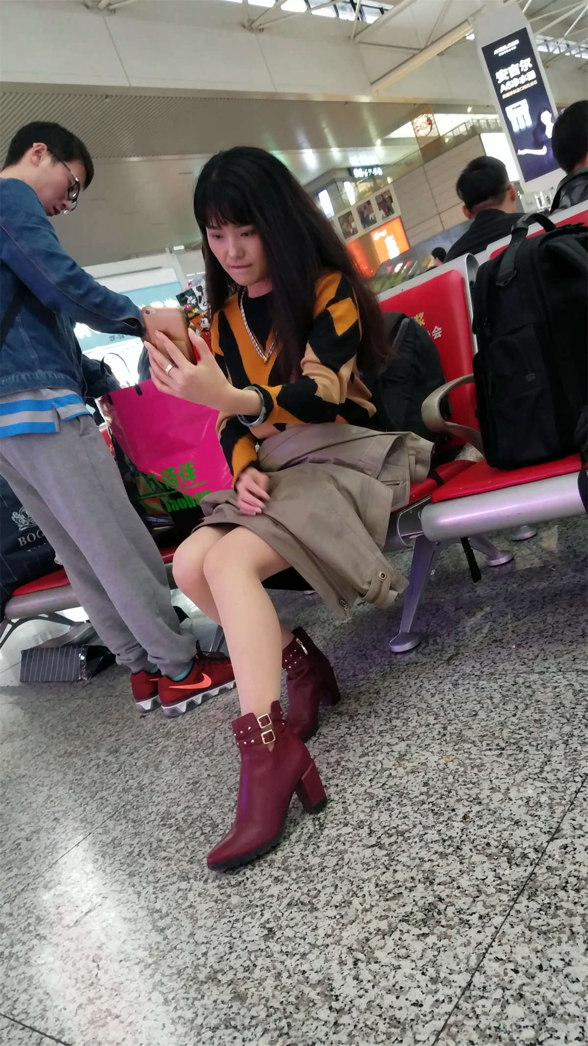 图片[2]-[4K高清视频]高铁站候车的肉色丝袜红色高跟漂亮美少妇玩自拍-日更街拍