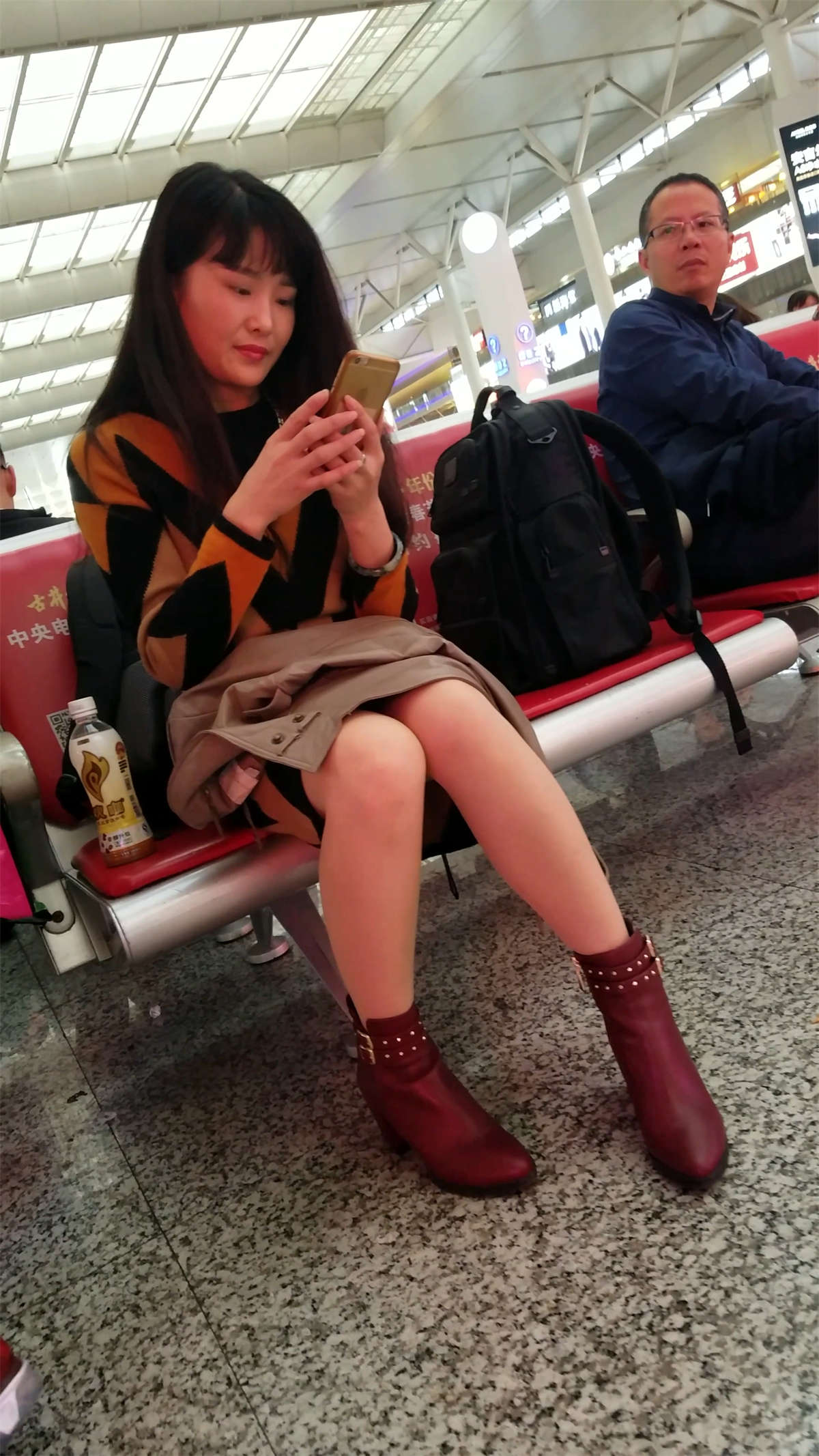 [4K高清视频]高铁站候车的肉色丝袜红色高跟漂亮美少妇玩自拍-日更街拍