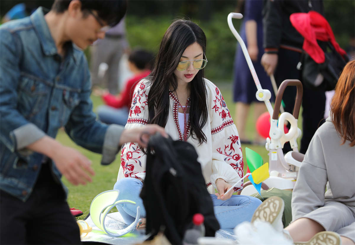 图片[2]-踏青公园街拍系列No.1538 肌肤似雪，颜值燃表的冰雪款玉女脱鞋降临-日更街拍