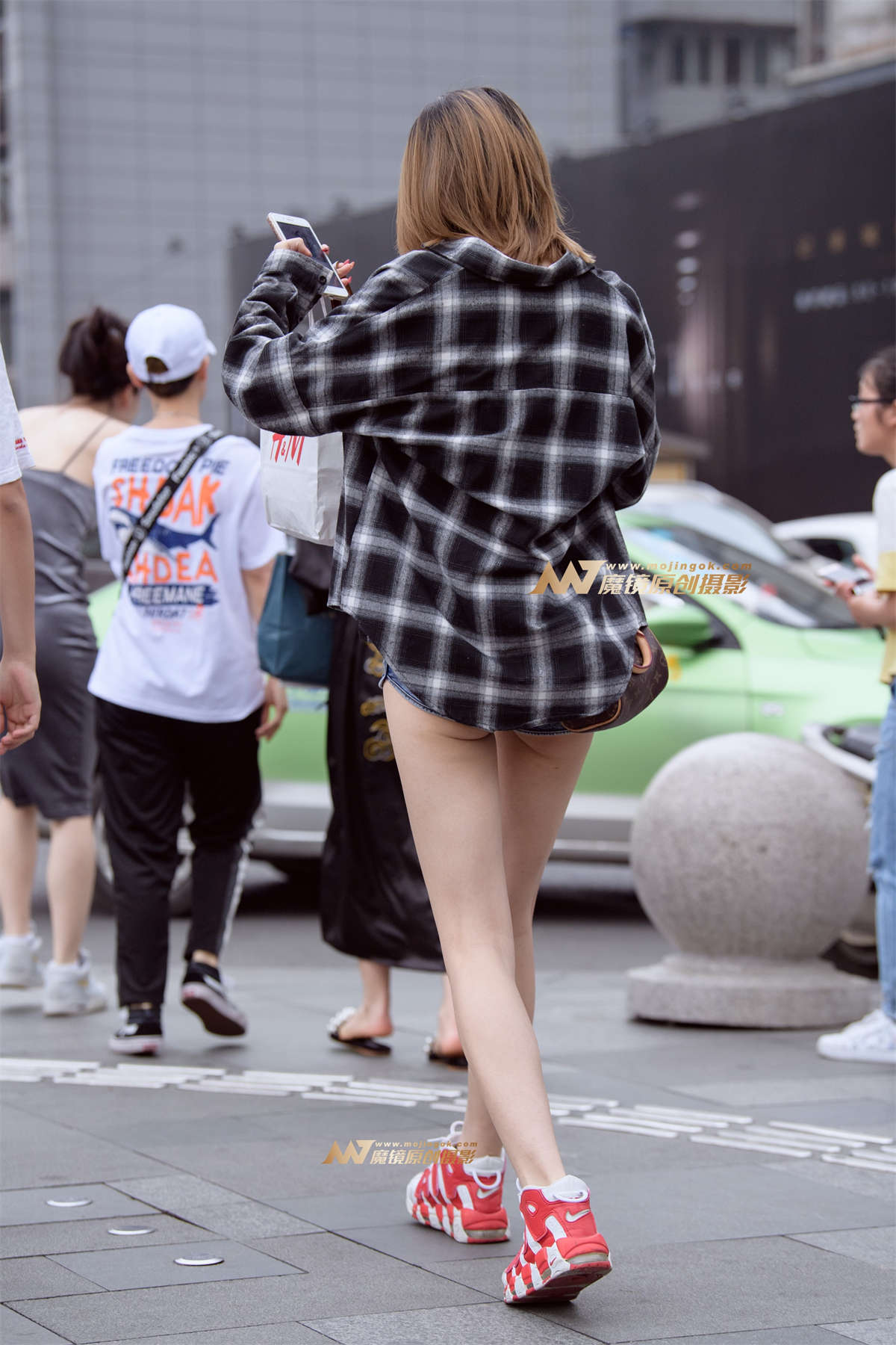 图片[2]-【久久赛帖】美女紧身短裤小露月牙-日更街拍