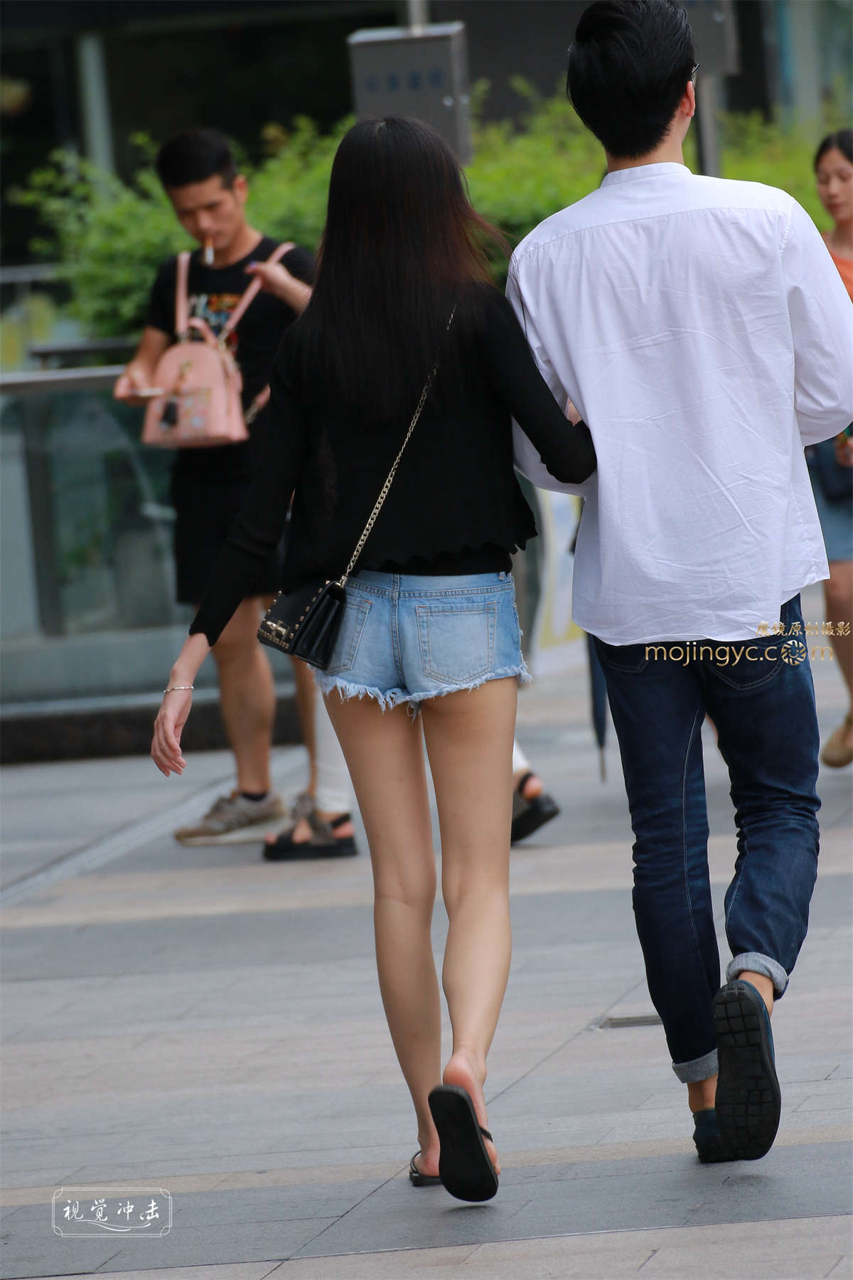 图片[2]-人字拖 苗条 长腿 超短热裤 MM-日更街拍