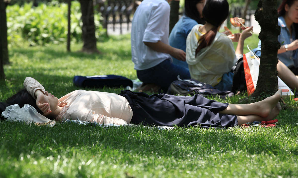 图片[2]-踏青公园街拍系列No.217 长着一双秀气美足，脸蛋果然不会差-日更街拍