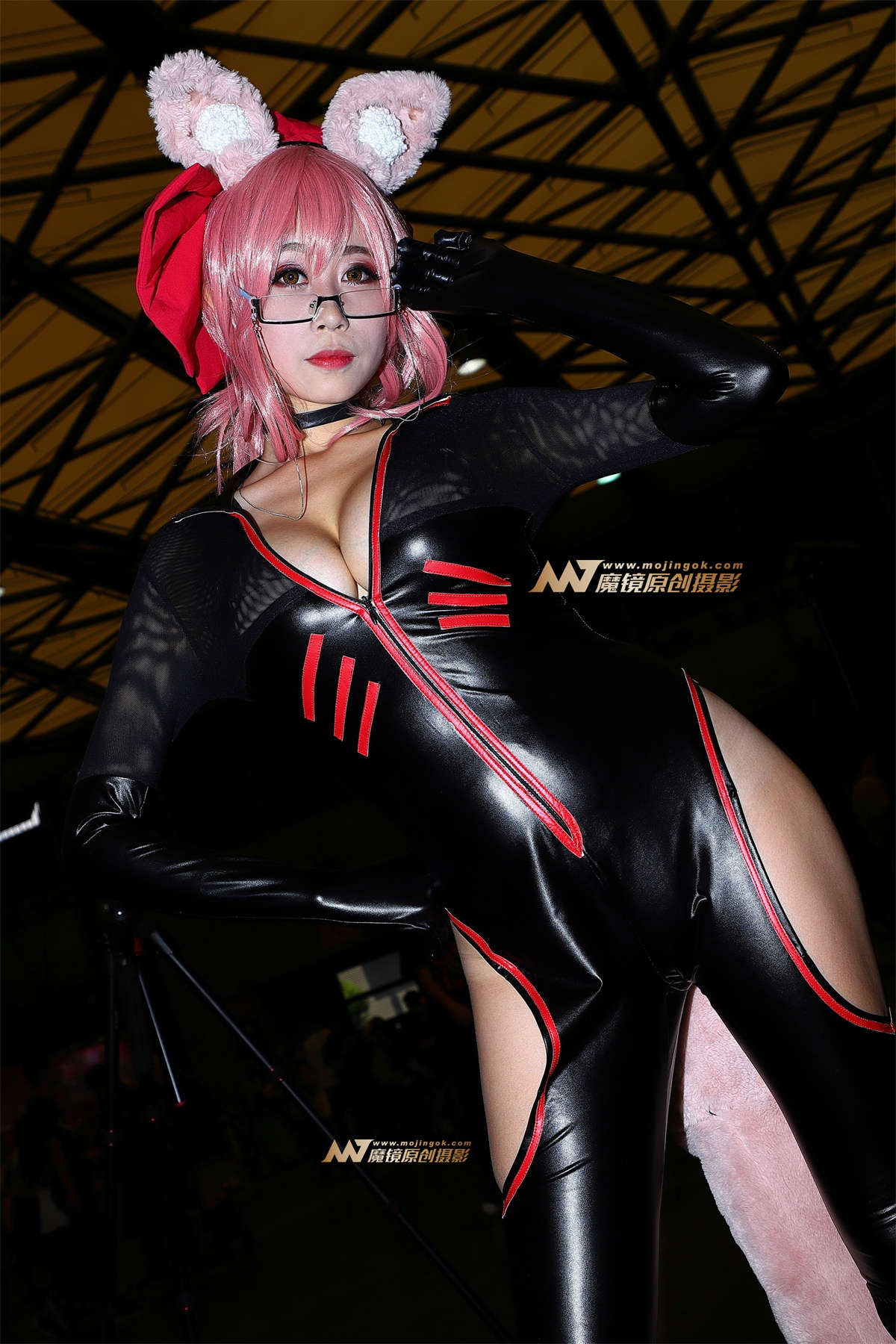 紧身皮裤小狐仙coser-日更街拍