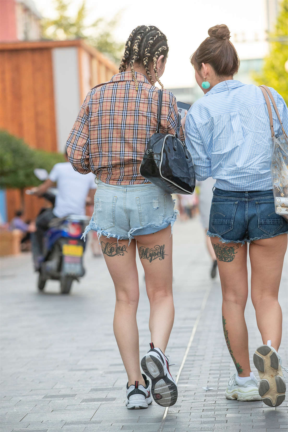 图片[2]-H44、别致的麻花辫美女-日更街拍