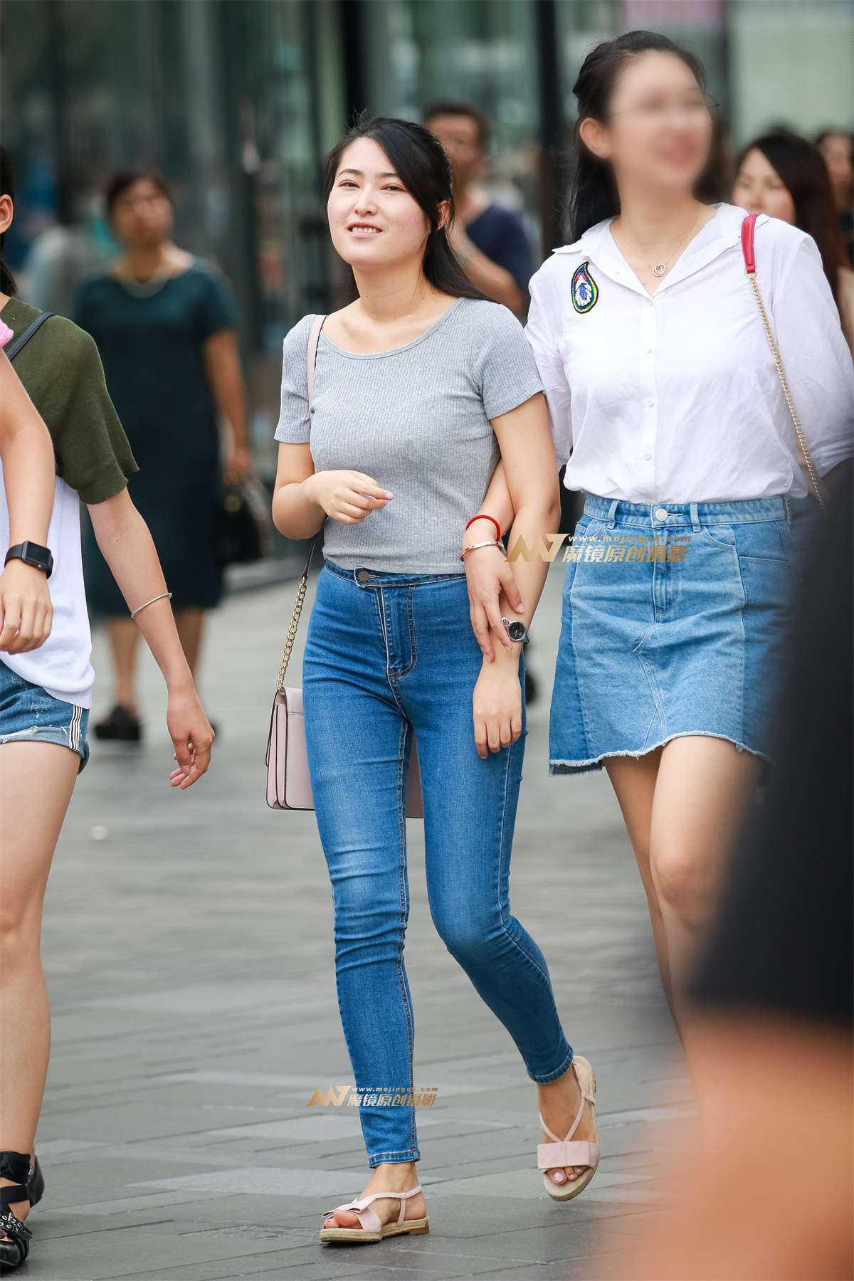 紧身包臀牛仔-日更街拍