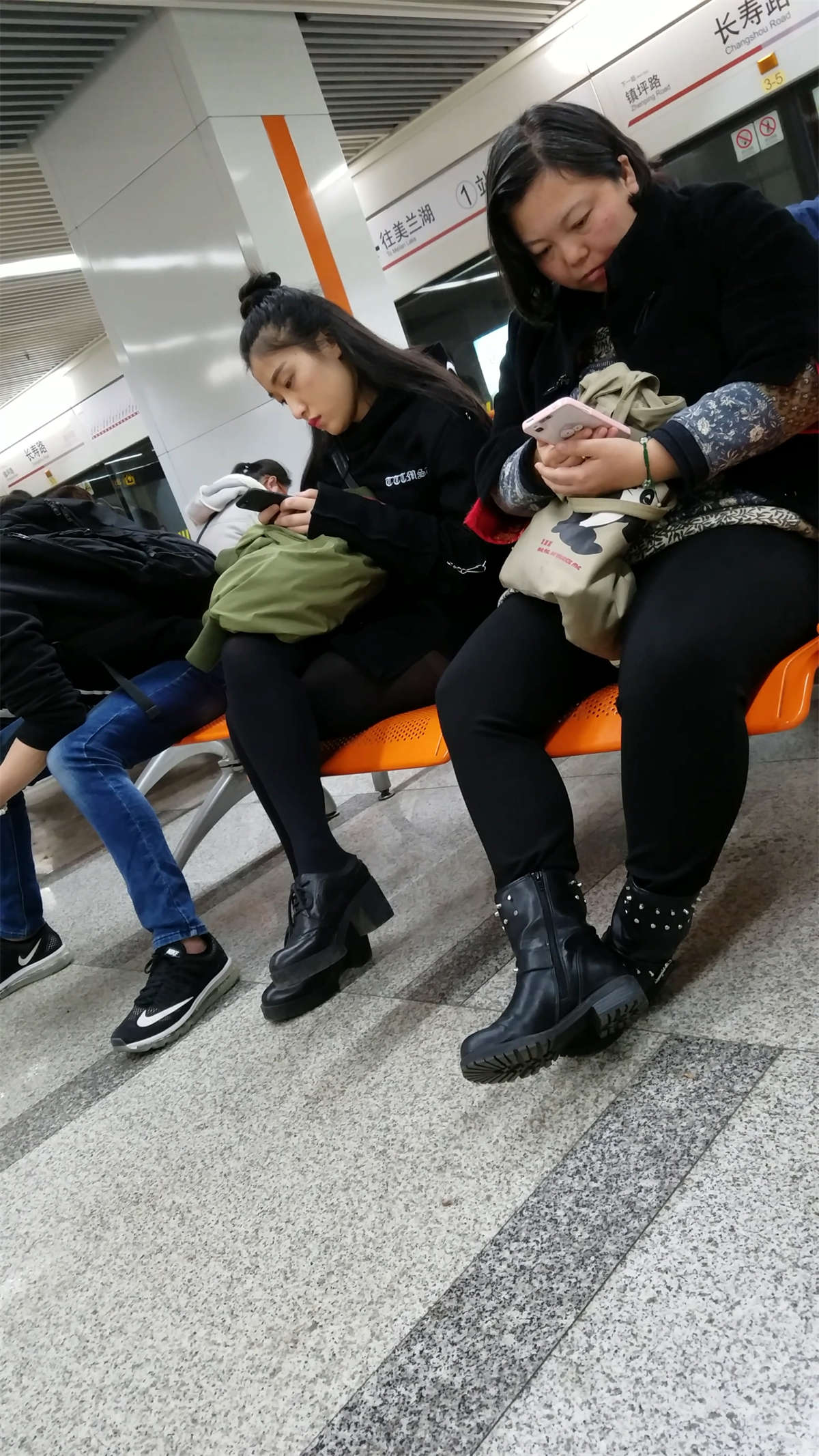 图片[2]-火车站候车的黑色丝袜短裙淡妆妹子-日更街拍