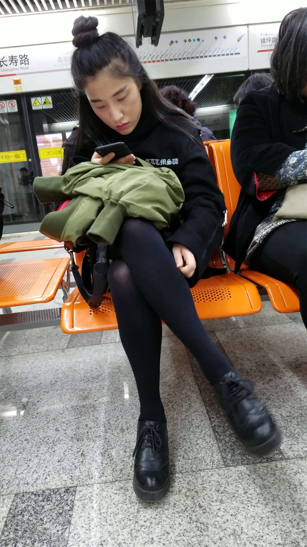 火车站候车的黑色丝袜短裙淡妆妹子-日更街拍