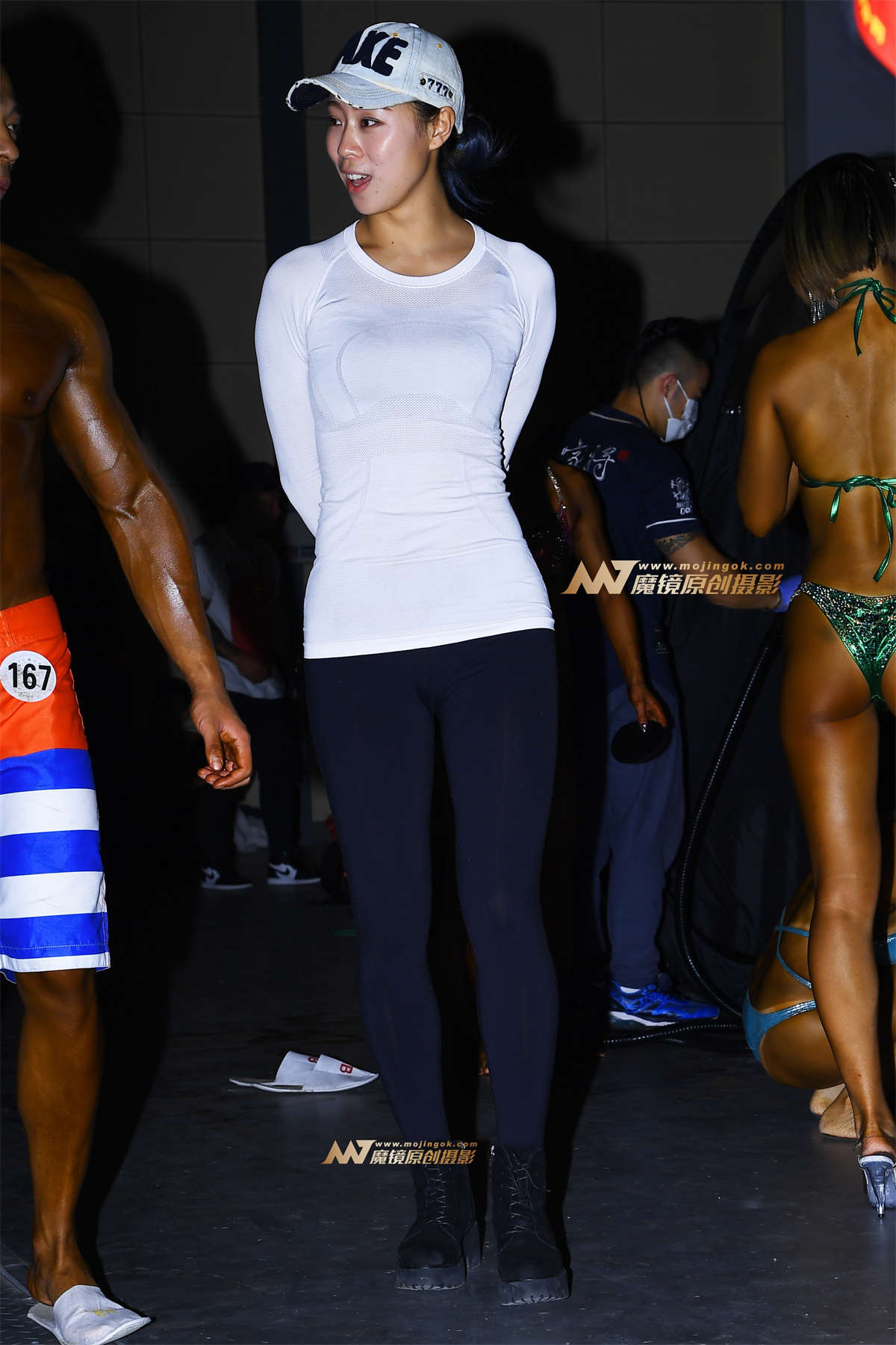 场外看比赛的紧身运动裤美女-日更街拍