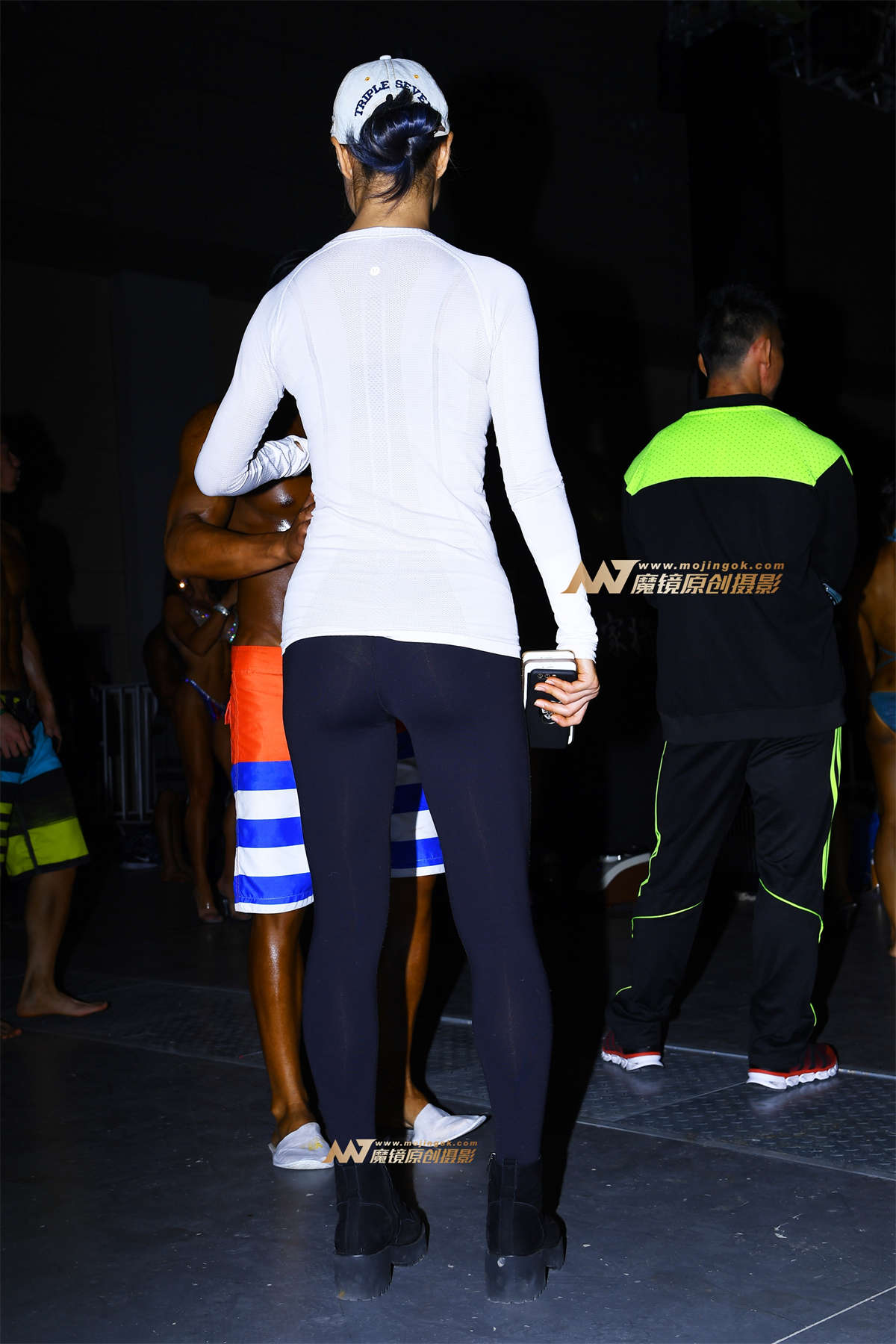 图片[2]-场外看比赛的紧身运动裤美女-日更街拍