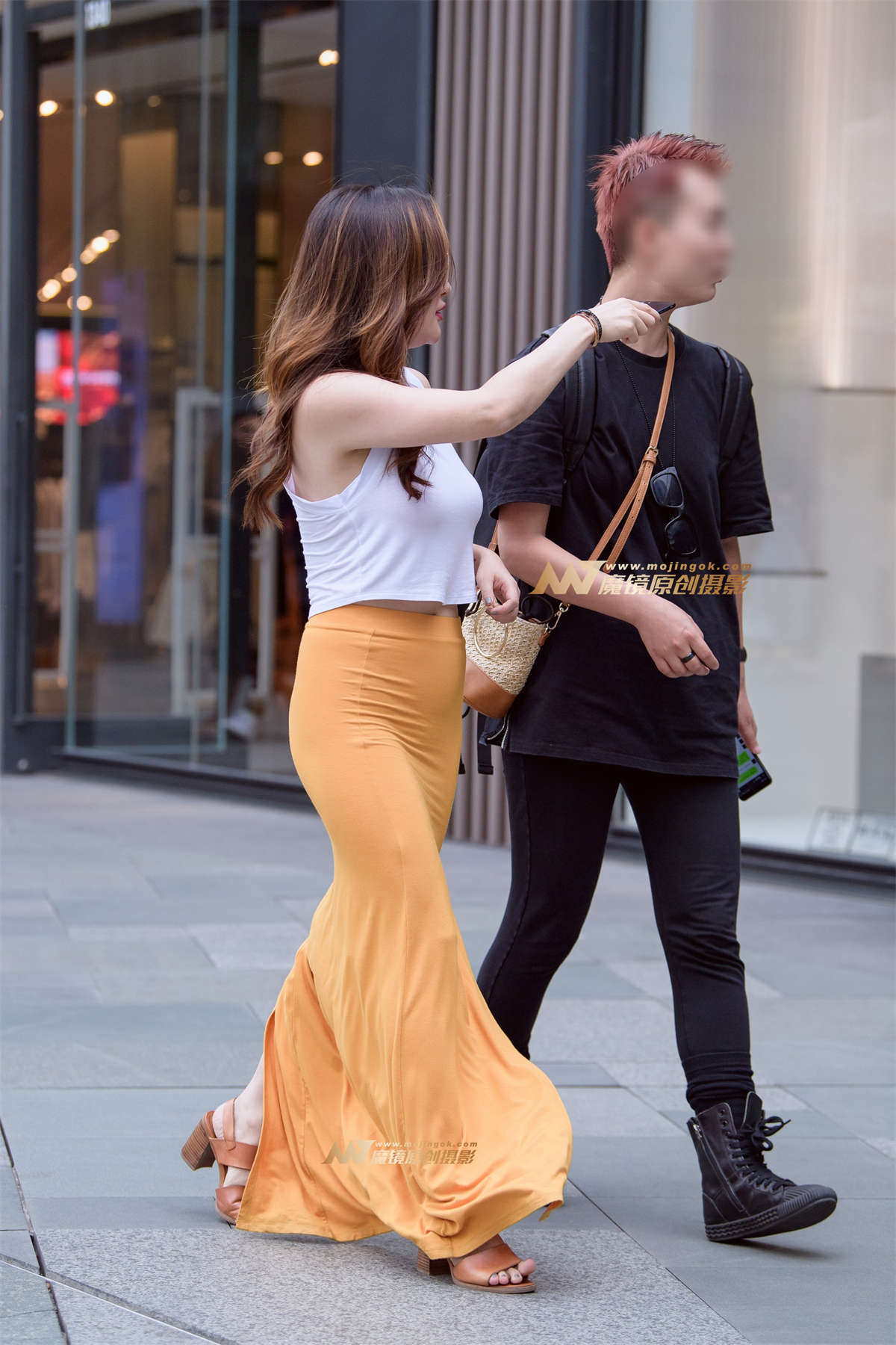 【久久赛帖】美女紧身裙尽显迷人身姿-日更街拍