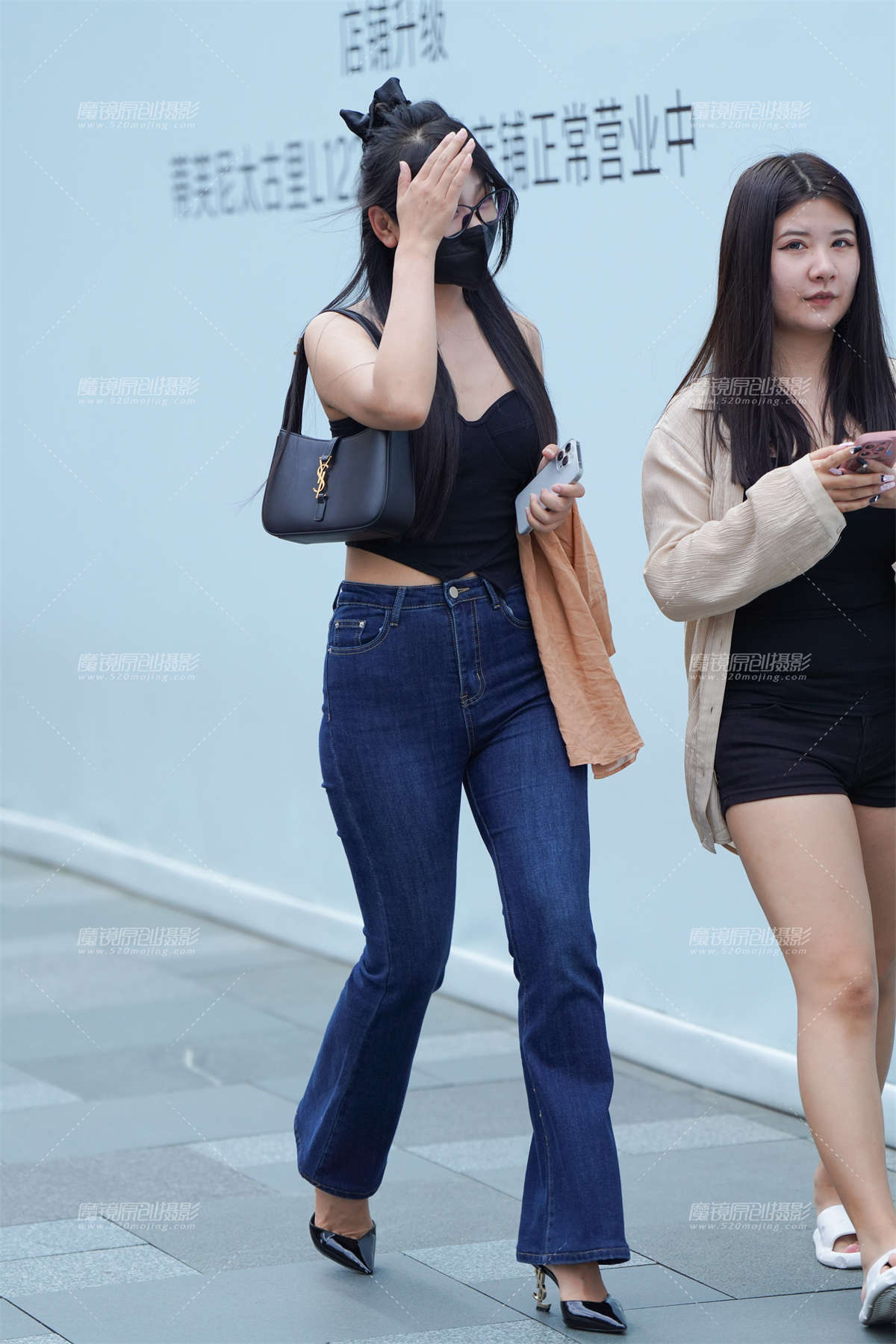 紧牛眼镜妹-日更街拍