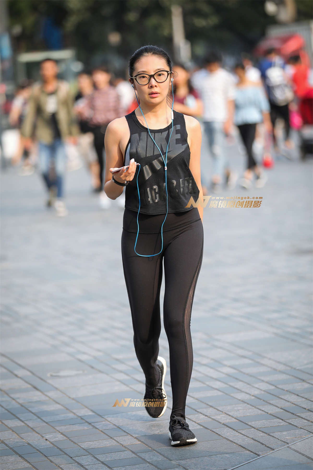 去阿迪买紧身裤的美眉-日更街拍