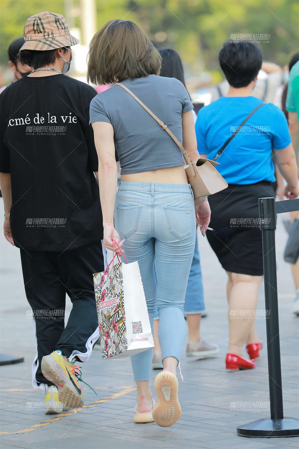 图片[2]-【玻璃赛帖】浅蓝牛仔裤小姐姐-日更街拍