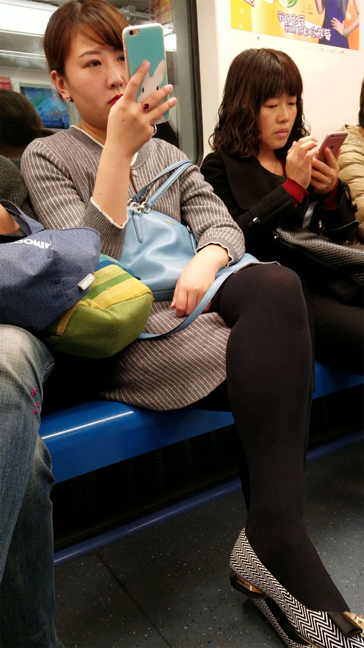 图片[2]-地铁拍摄红唇黑色丝袜性感美腿短发少妇-日更街拍