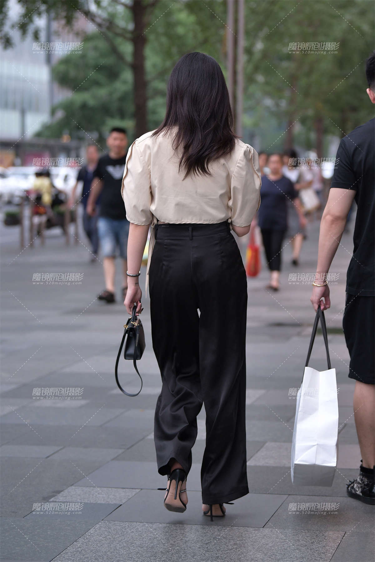 图片[2]-霸气外泄的性感小姐姐-日更街拍