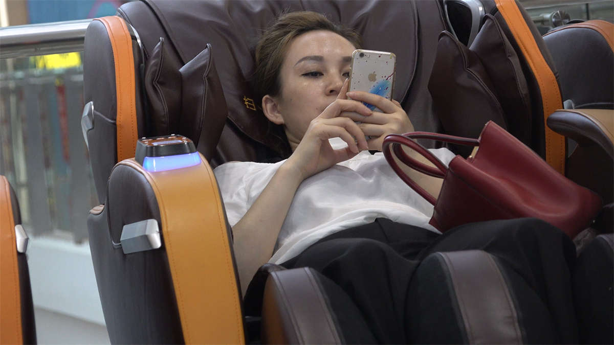 图片[2]-高跟，美足，成熟美女在享受按摩椅-日更街拍