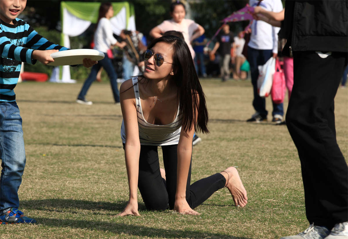 图片[2]-踏青公园街拍系列No.1540 街拍心路，新旧机见证女神从青春女孩脱变为成熟女人 第2套-日更街拍