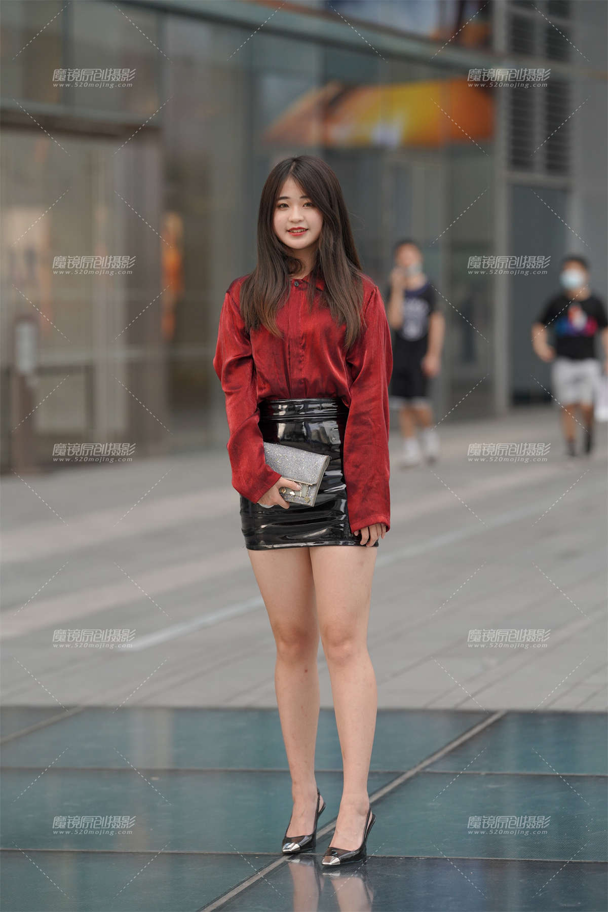 皮裙小美眉-日更街拍